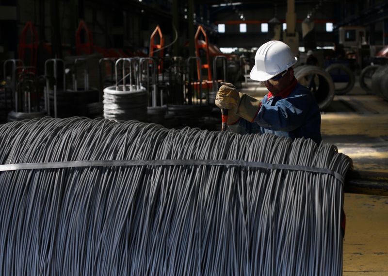 Un trabajador inspecciona alambrón en una fábrica en México. (Foto: Reuters/Archivo)