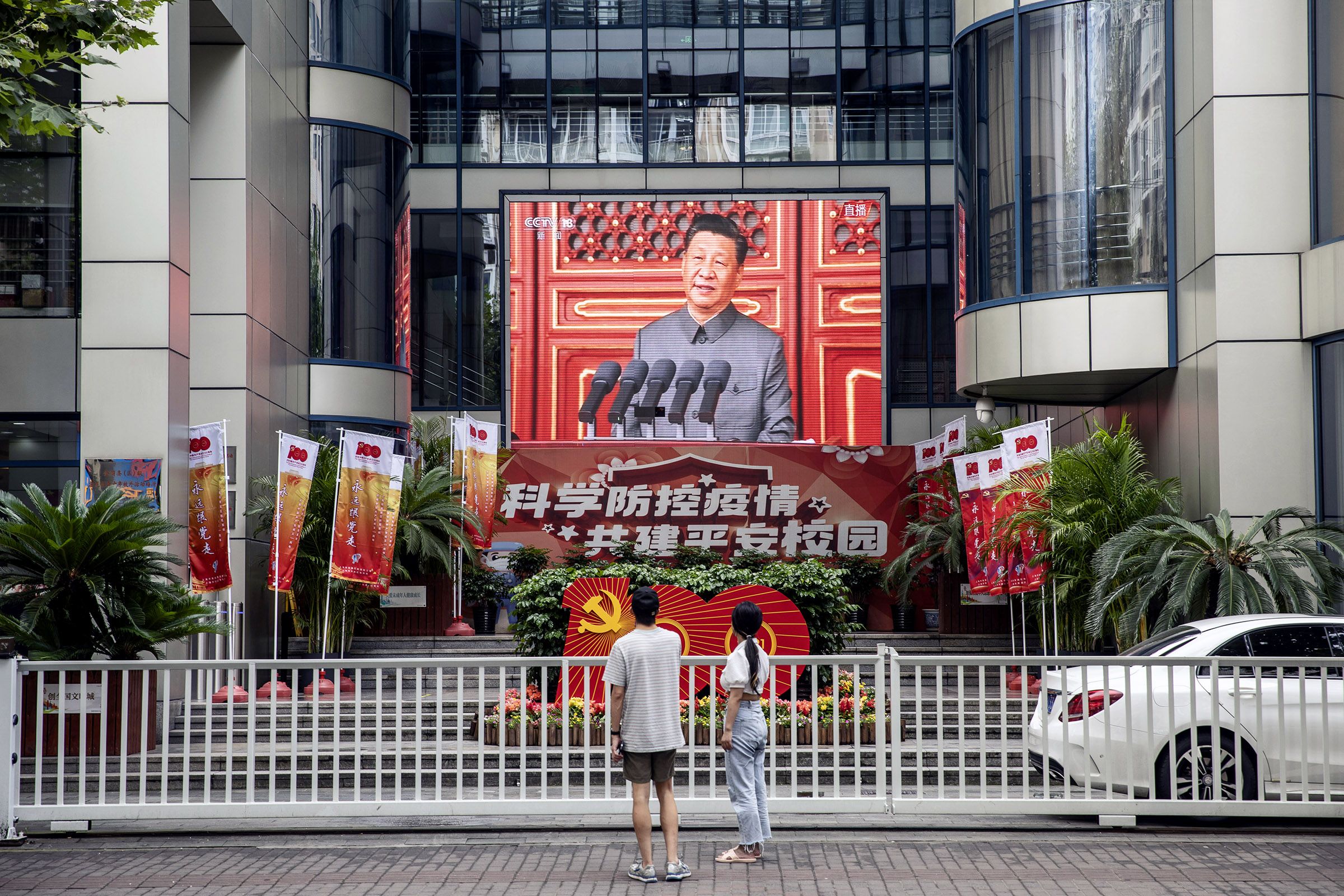 Decoraciones en la ceremonia por el centenario del Partido Comunista de China, transmitido en vivo en Shanghái el 1 de julio.