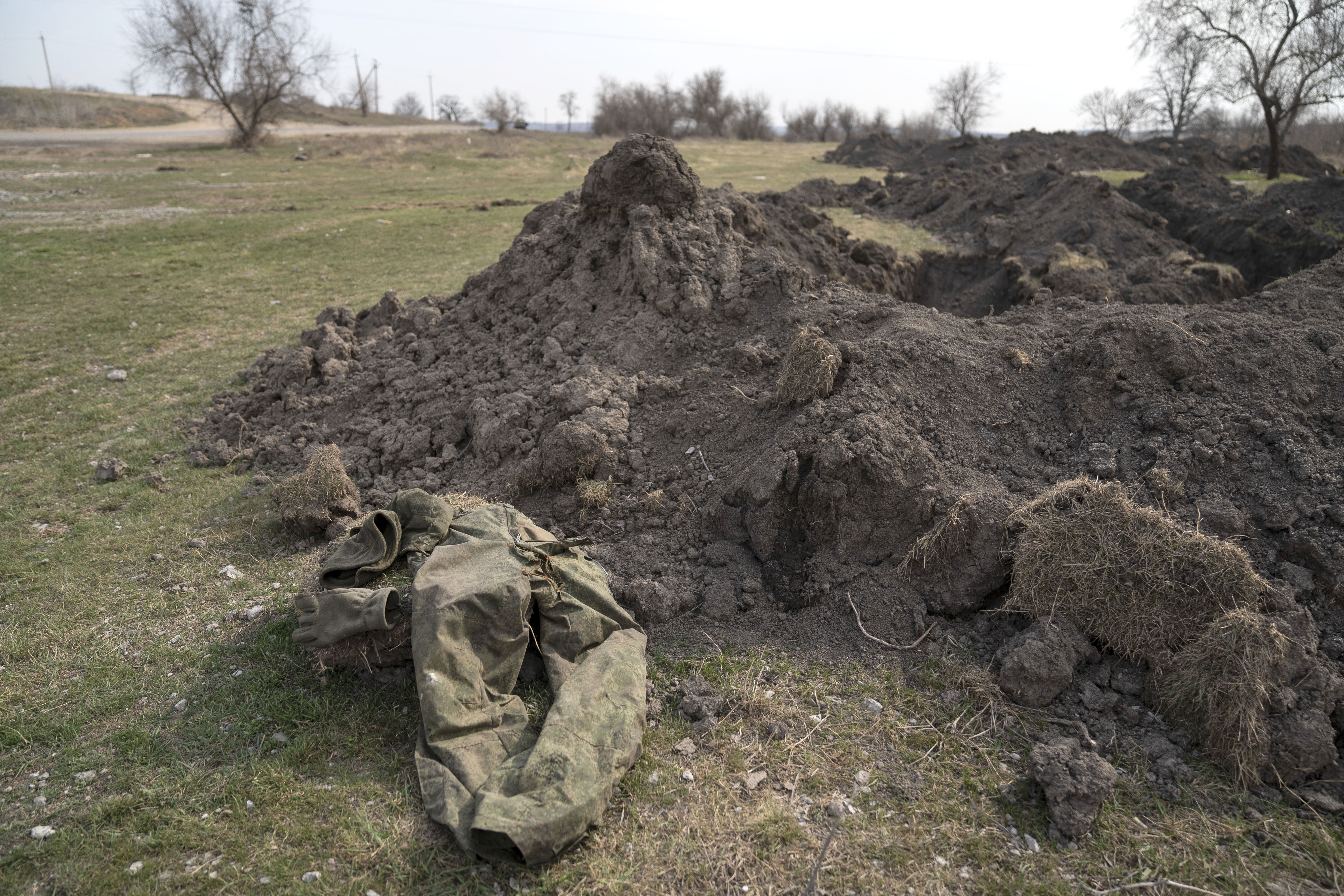 Un uniforme militar desechado permanece junto a las trincheras que los soldados rusos cavaron para defender su posición en las afueras de Vynohradivka, Ucrania, a fines de marzo (Foto: Washington Post/ Michael Robinson Chavez)