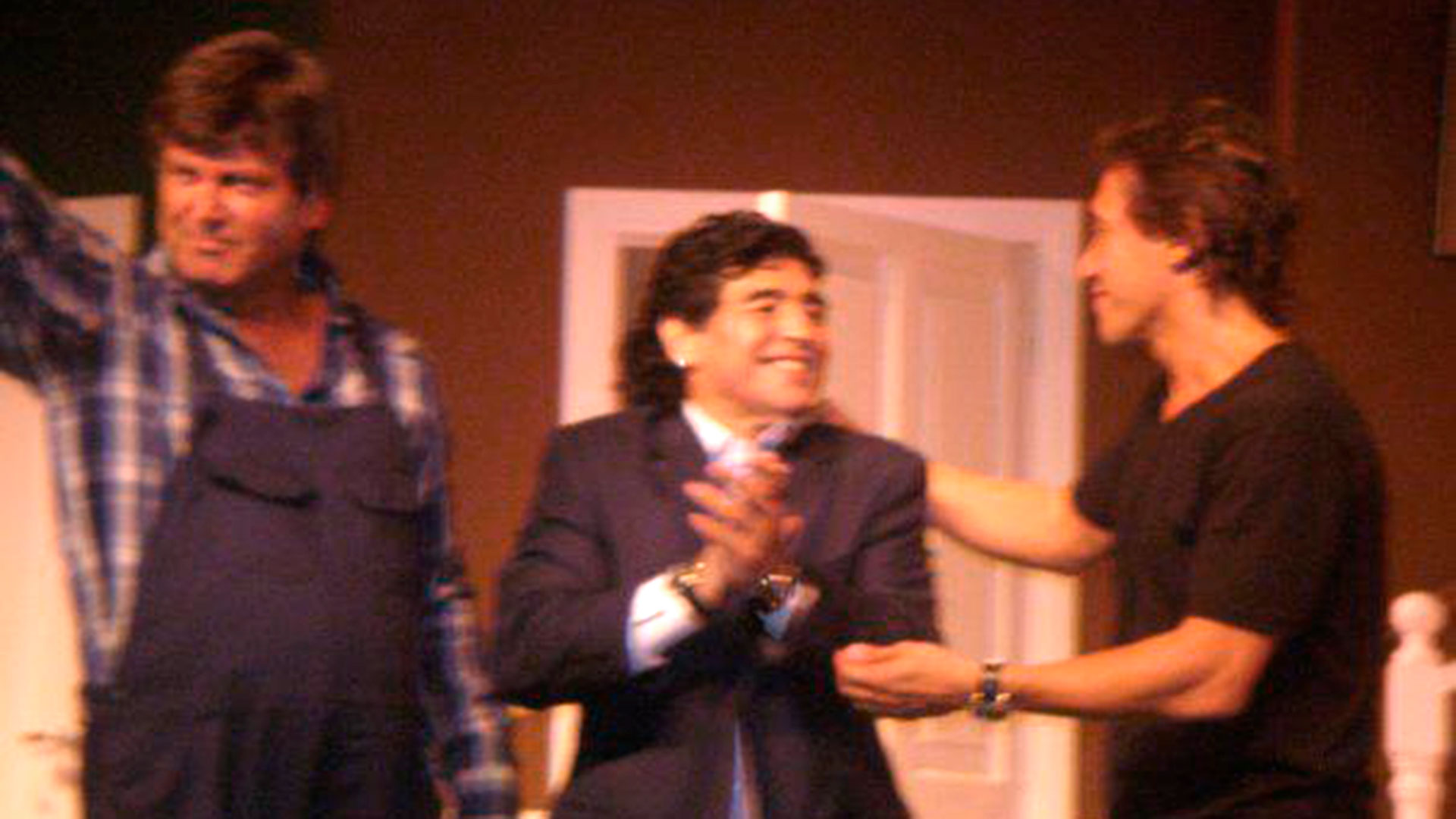El día que Diego Maradona aplaudió al elenco de "Taxi 2". Fabián Gianola lamenta la muerte de Carlín, seguida de la de Maradona