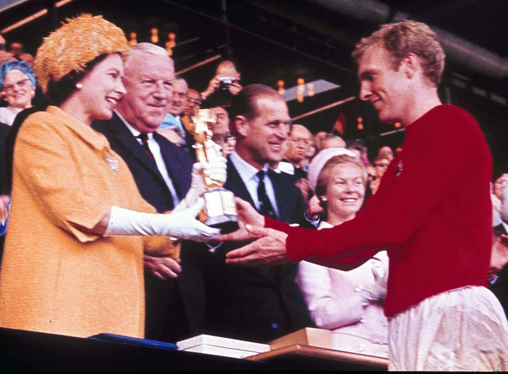El 30 de julio de 1966, Isabel presentó la World Cup y le entregó el trofeo Jules Rimet al capitán del equipo inglés, Bobby Moore