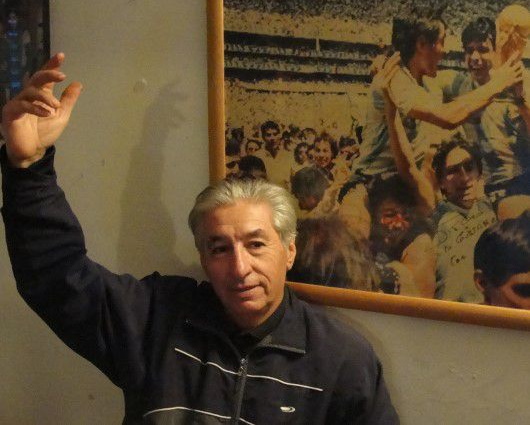 Gustavo Jorge Ripke guarda con gran felicidad el recuerdo de su celebración junto con los campeones del 86 en el mismísimo estadio Azteca (Crédito: Fabio.com.ar)