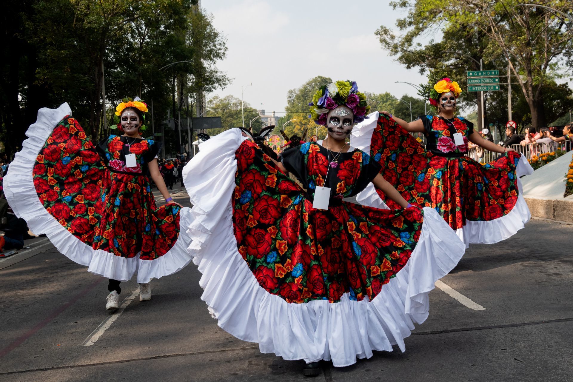 MEXICO CITY, OCTOBER 29, 2022.- Within the framework of the 2022 Day of the Dead Mega Parade that will depart from the Estela de Luz to the capital's Zócalo, the 16 mayor's offices met in the morning to present the works that the Art and Crafts Factories ( FARO) and the Points of Innovation, Freedom, Art, Education and Knowledge (PILARES) carry out.  With traditional clothing, handmade masks and details of each delegation, the attendees walked from the Puerta de los Leones to the Zócalo griddle.  PHOTO: GALO CAÑAS/CUARTOSCURO