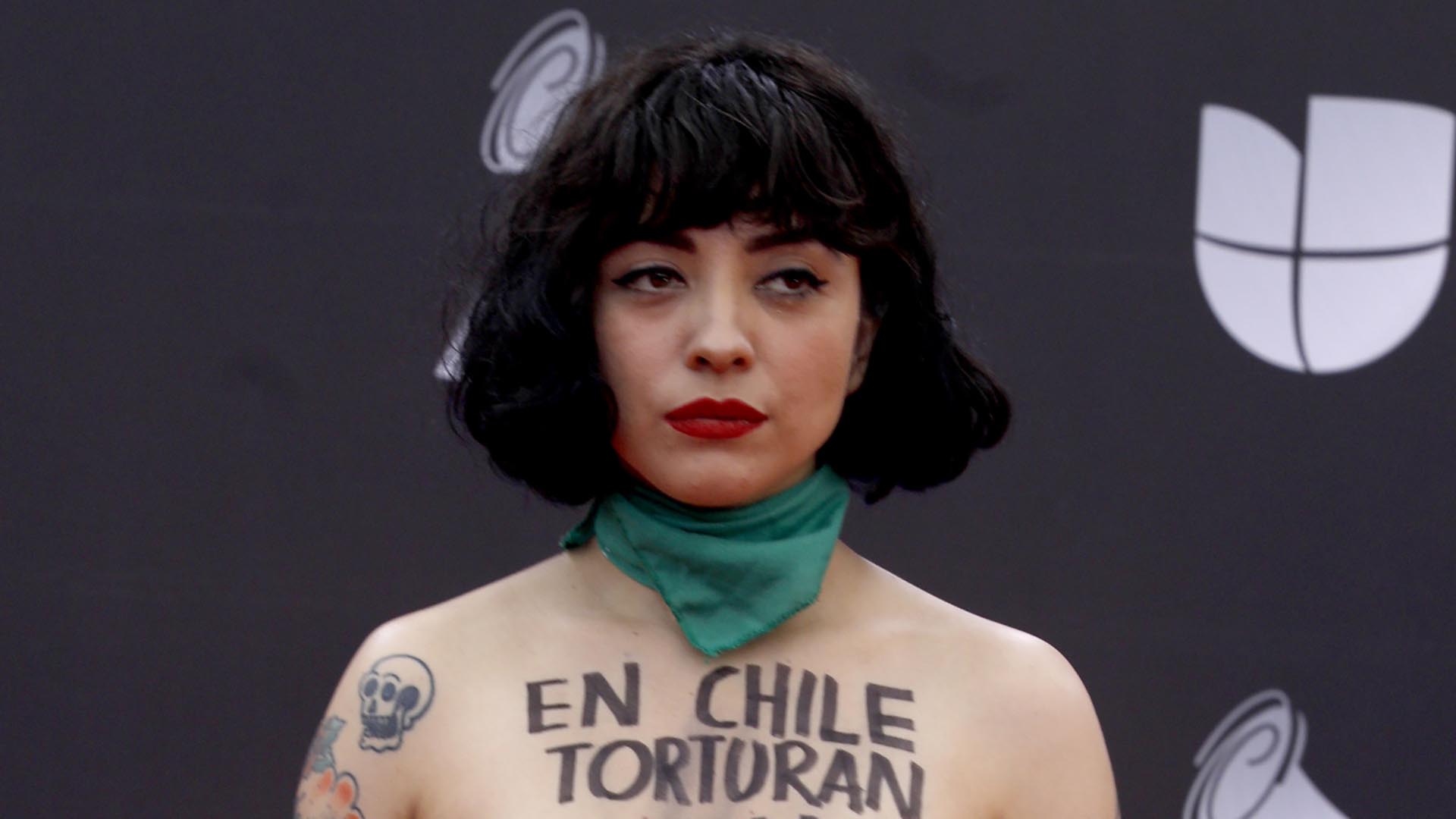 En noviembre de 2019 Mon Laferte asistió a la entrega del premio Grammy en Las Vegas, donde realizó una protesta de visibilización de la violencia contra manifestantes en Chile (Foto: AFP)