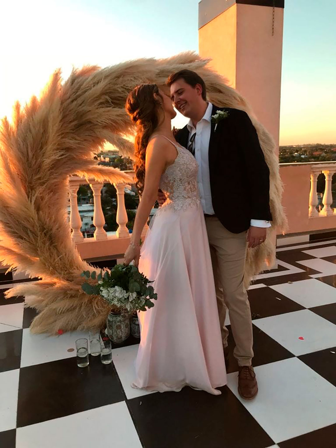 Marisol planeó la boda mientras Josh seguía en Londres. Junto a su familia se encargó de toda la decoración