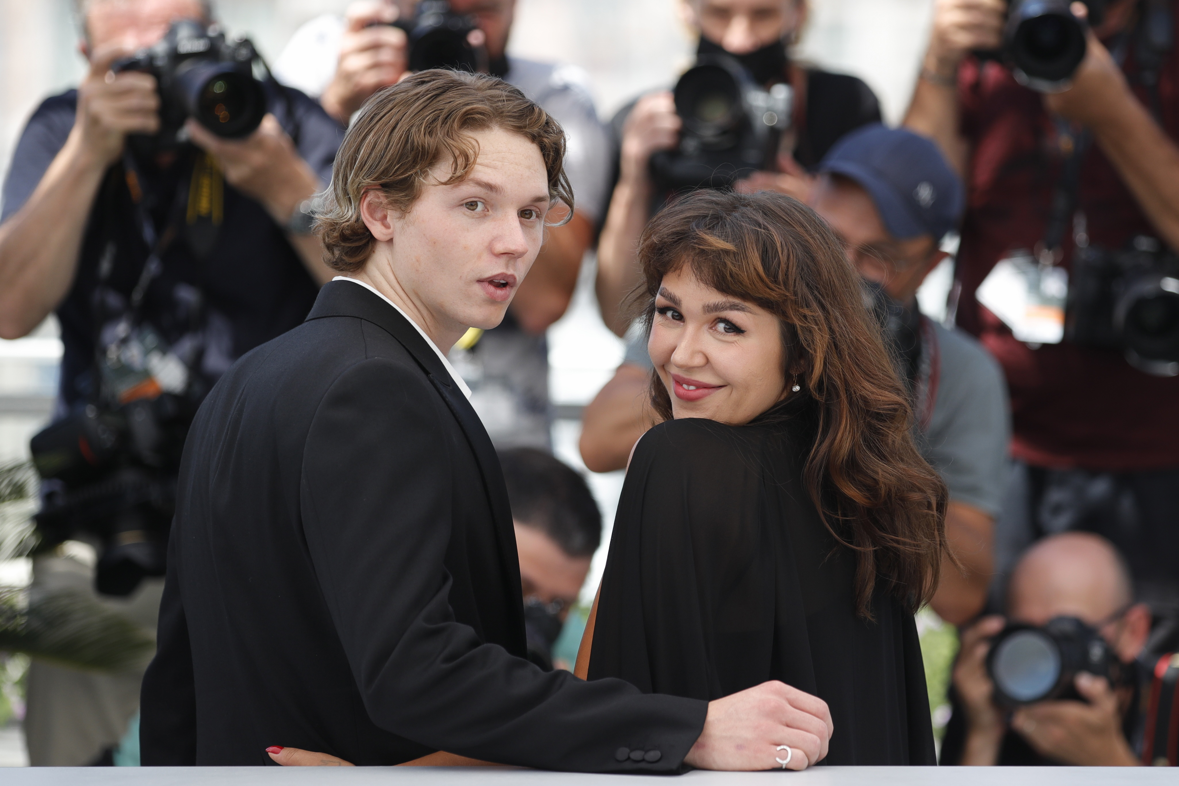  Los hijo del actor, Mercedes Kilmer y Jack Kilmer, en Cannes presentando el documental "Val" en julio de 2021 (Reuters)