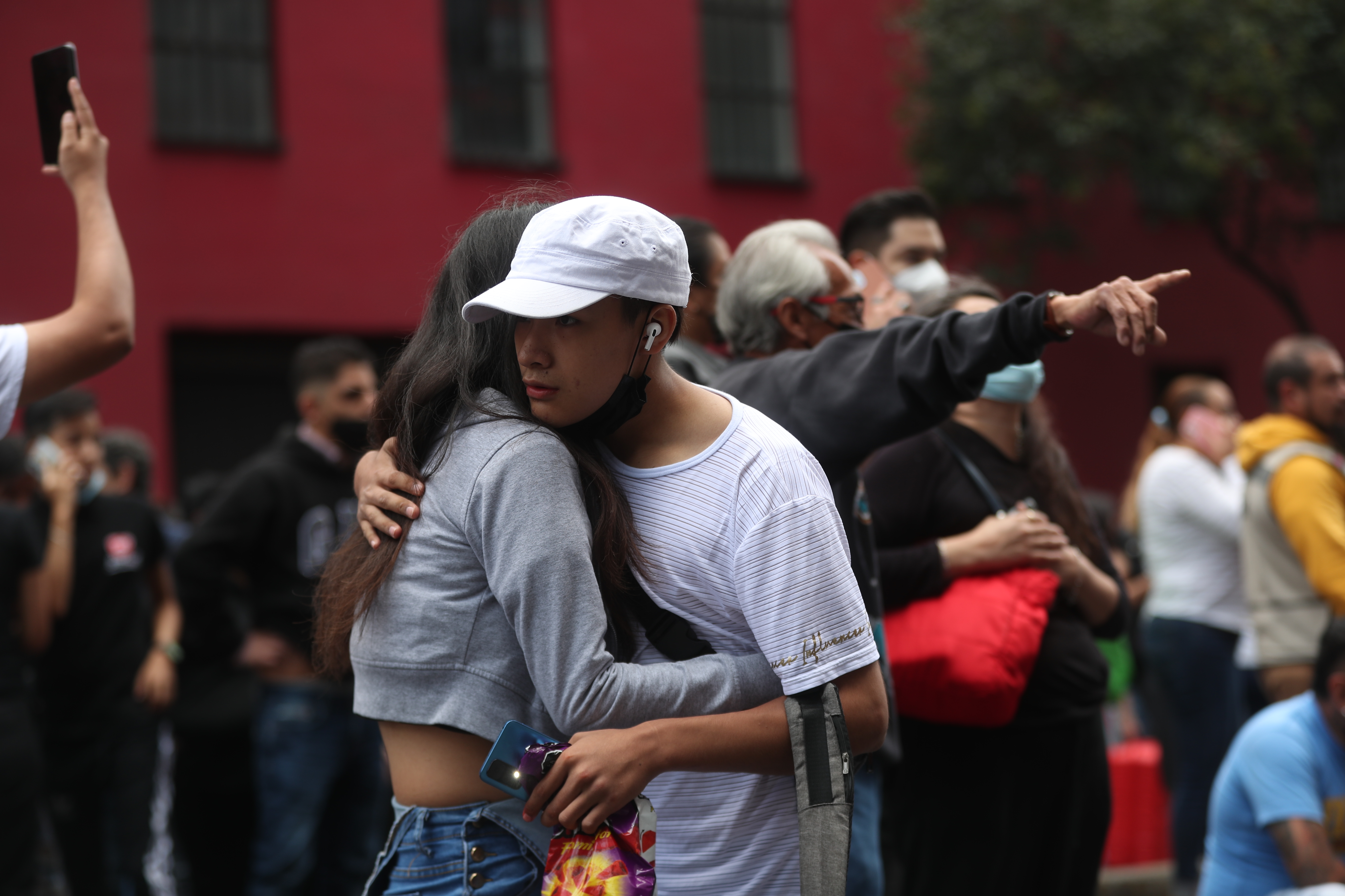 Algunas personas se abrazan por un sismo en México. (Foto: EFE)