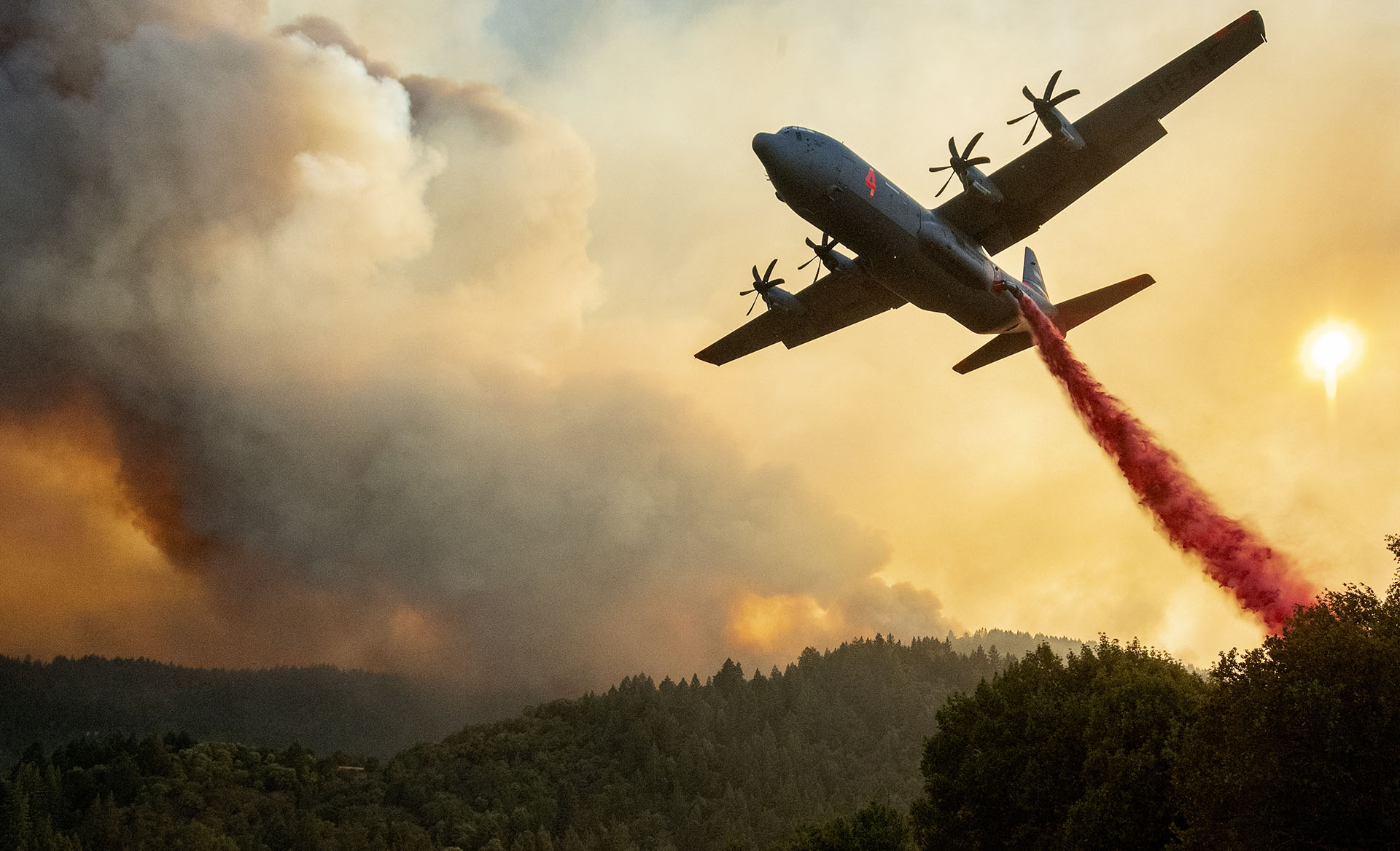 Uno de los aviones destinados a apagar el fuego (JOSH EDELSON / AFP)