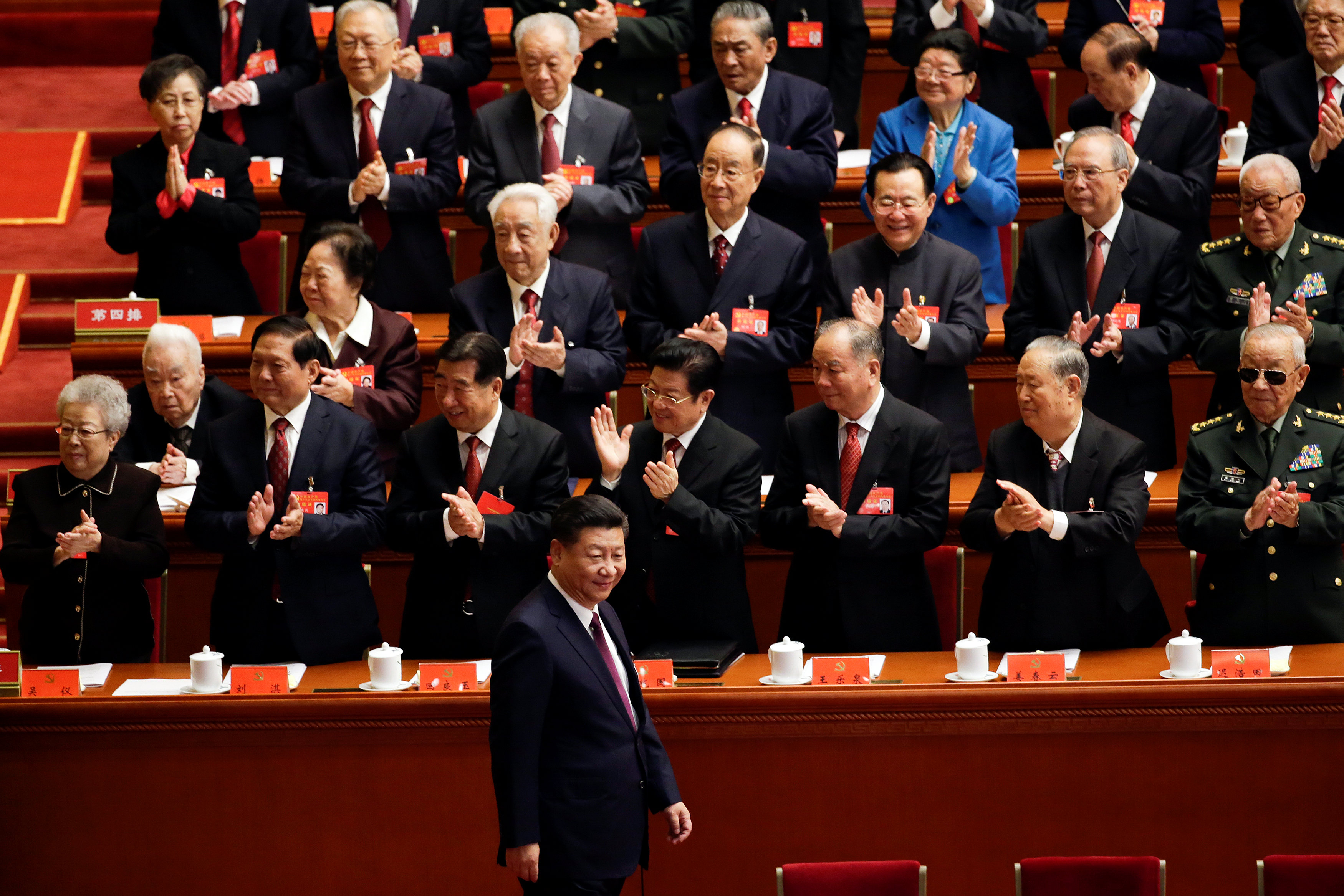 Xi Jinping, saludado en la reunión partidaria (Reuters)