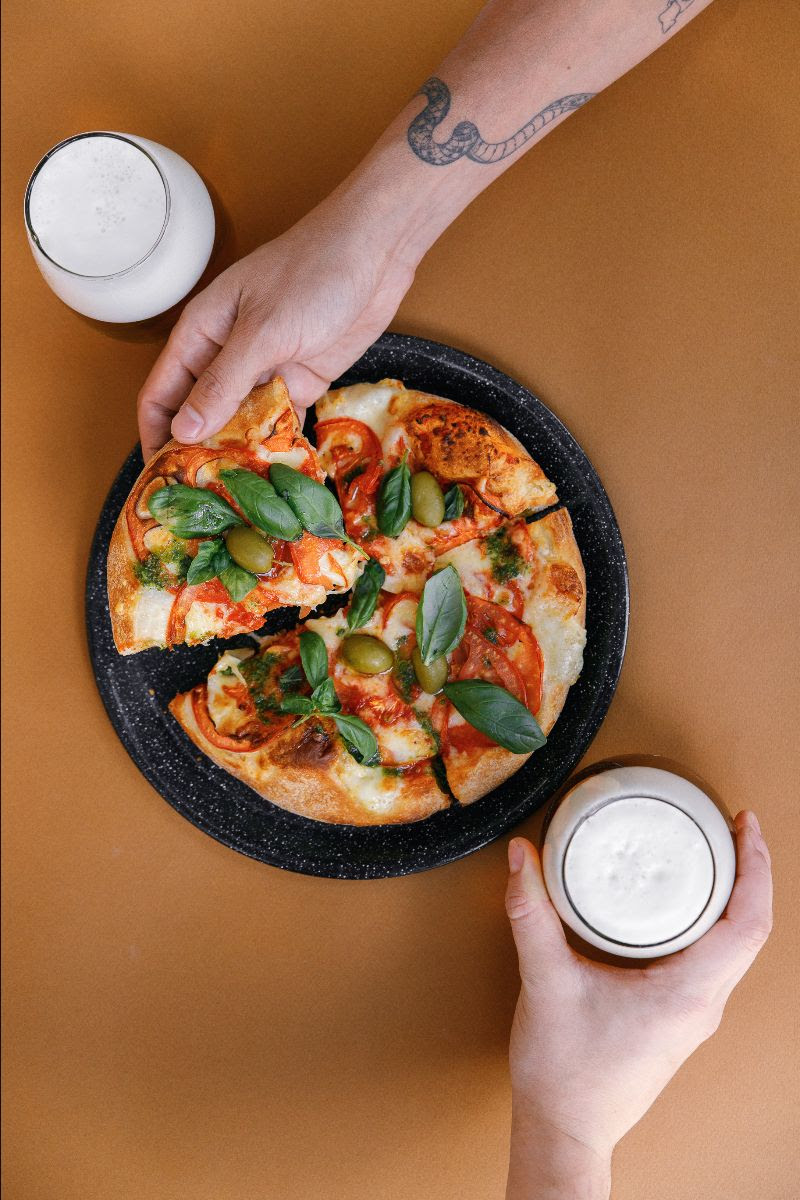 Entre dos. La pizza como metáfora de lo que hay para negociar.