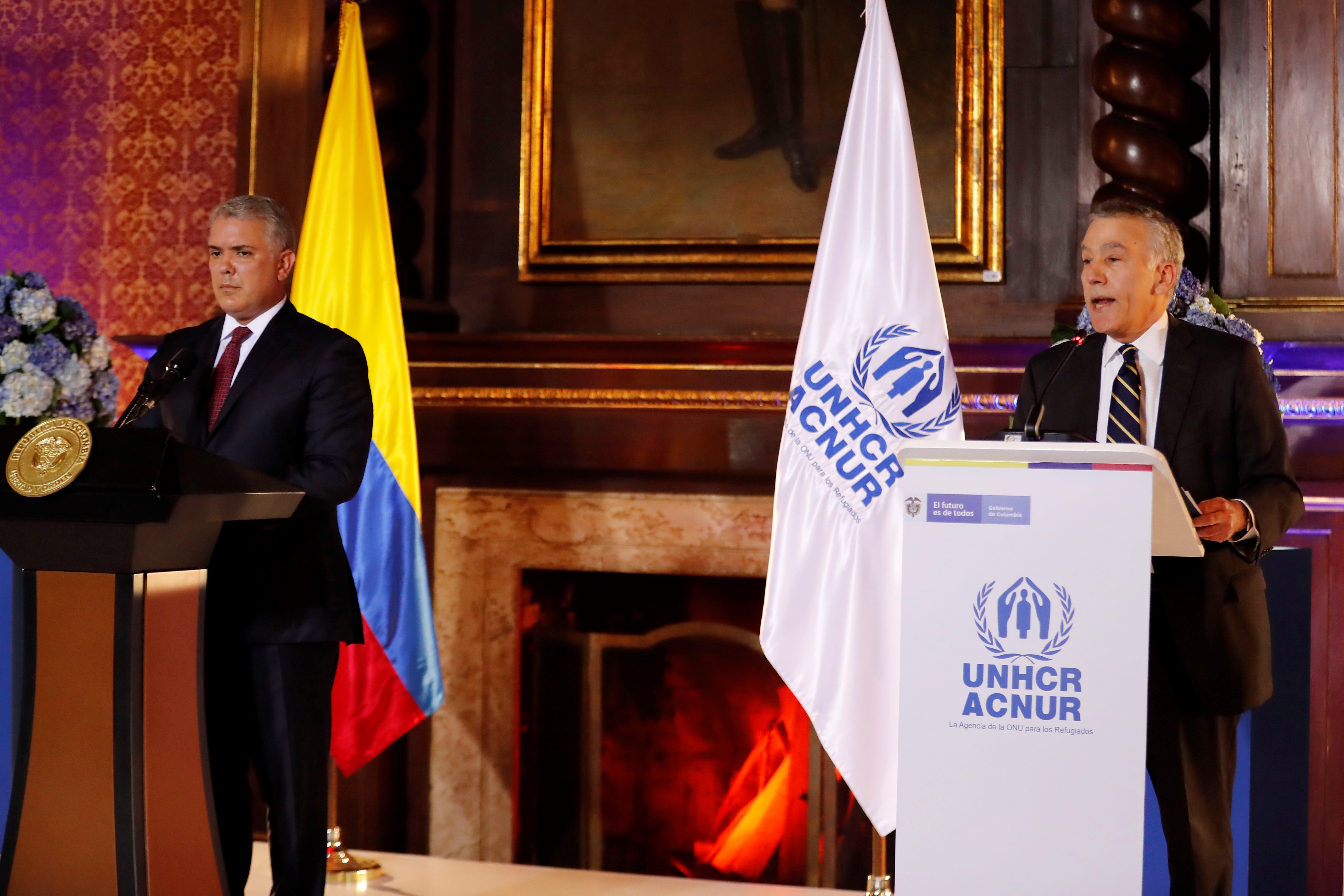 El embajador de Estados Unidos en Colombia, Philip Goldberg (d), habla este lunes junto al presidente de Colombia, Iván Duque (i), y el alto comisionado de las Naciones Unidas para los Refugiados, Filippo Grandi, en Bogotá. EFE/ Mauricio Dueñas Castañeda
