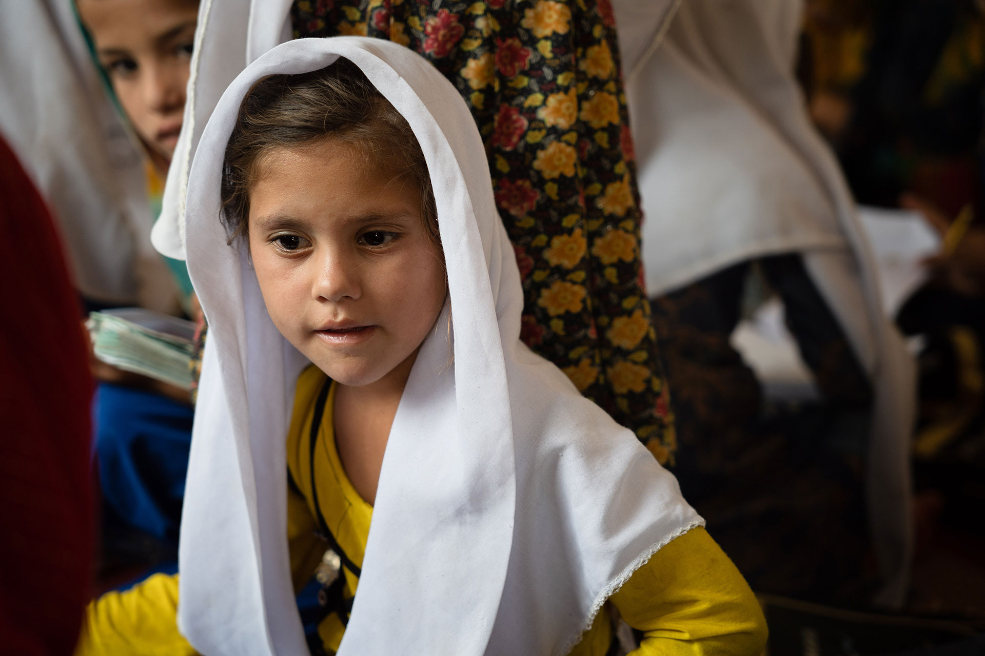 Una niña asiste a clases en una escuela improvisada en un campo de refugiados en las afueras de Islamabad. 
