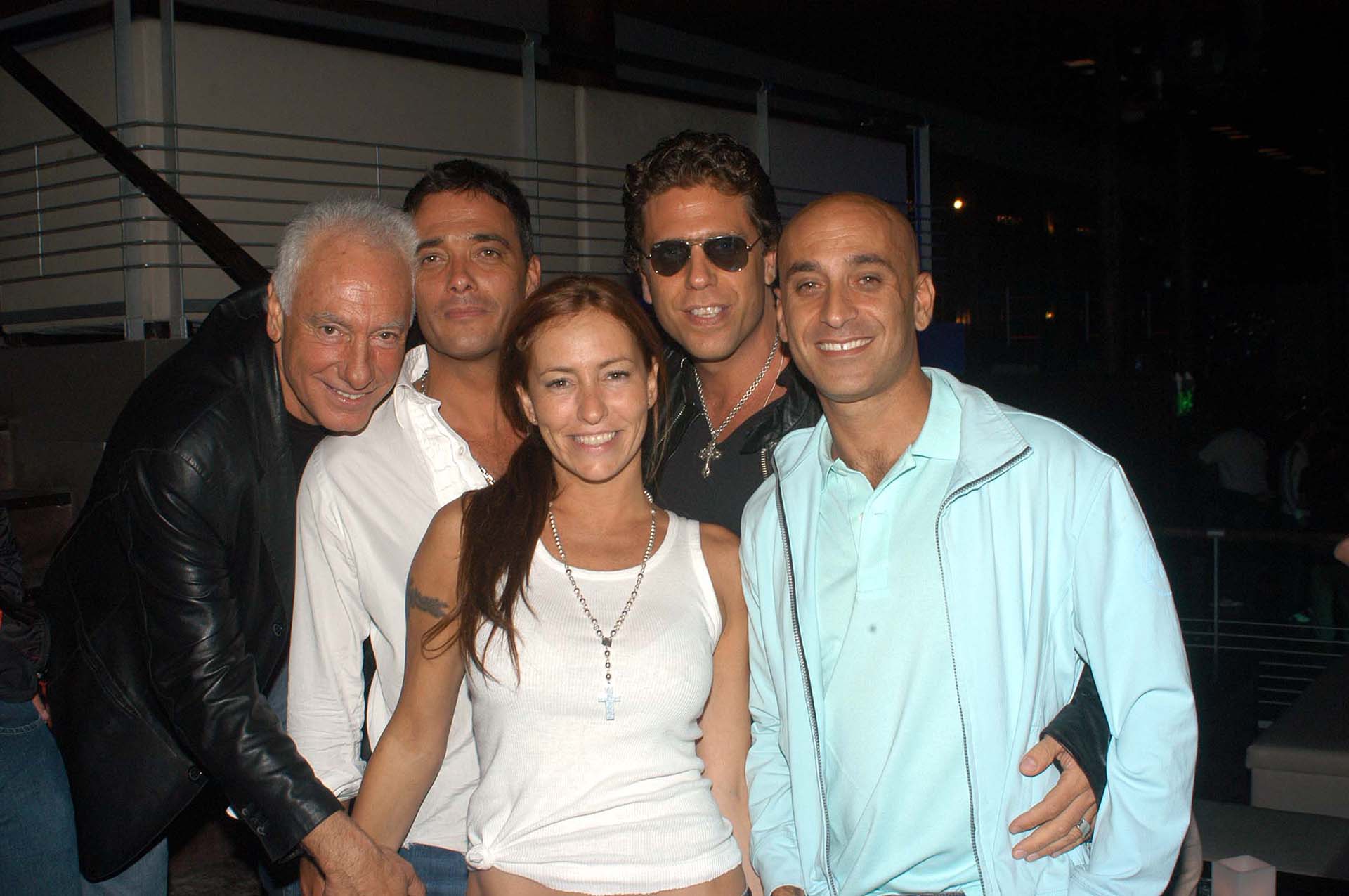 D'Alvia, a la derecha, en pleno boom de la noche de los '90: Guillermo Cóppola con su entonces pareja, Analía Franchín y detrás Wally Ares y Hernán Chammah