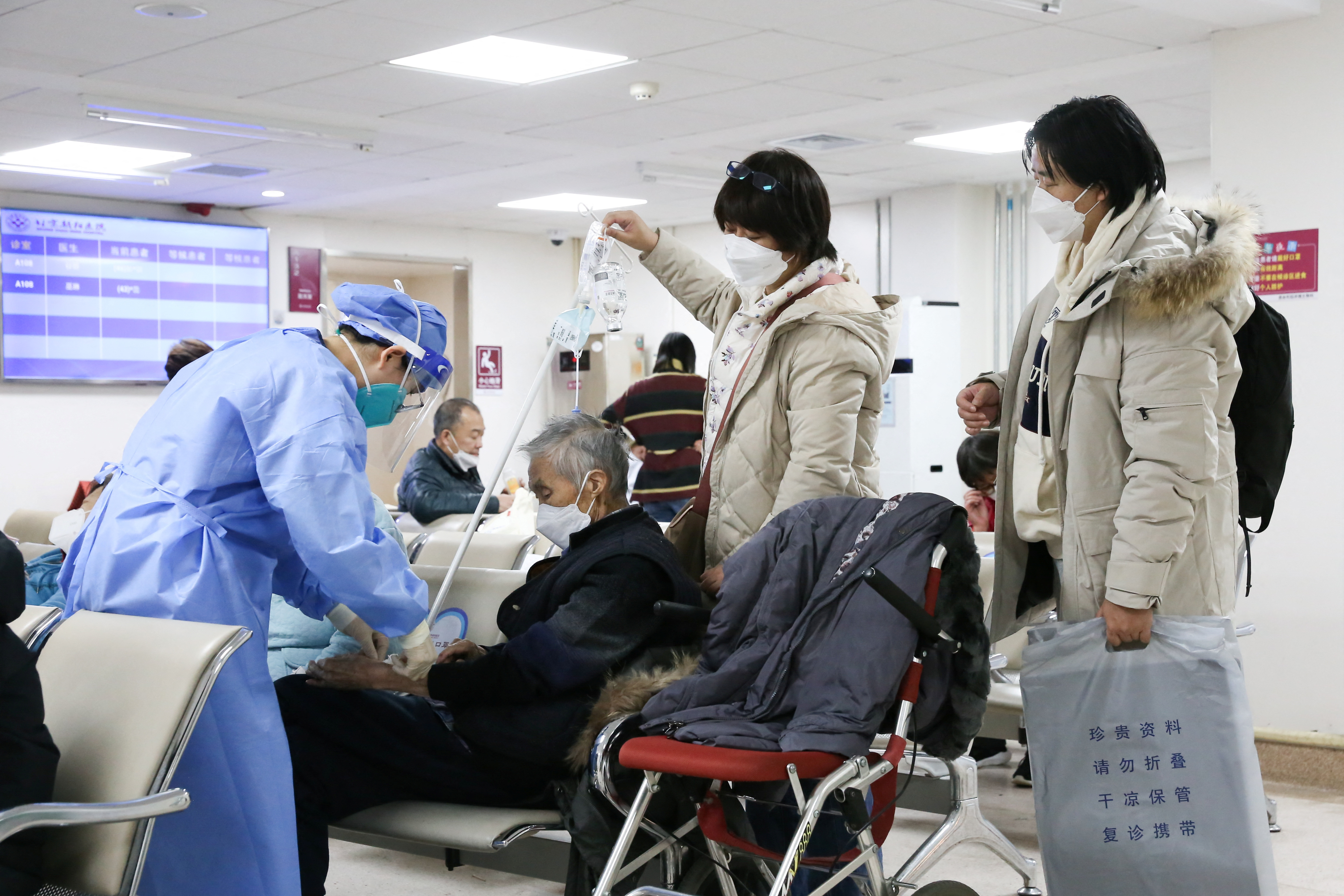 Tratamiento de pacientes en la clínica febril del Hospital Beijing Chaoyang (China Daily/Reuters)