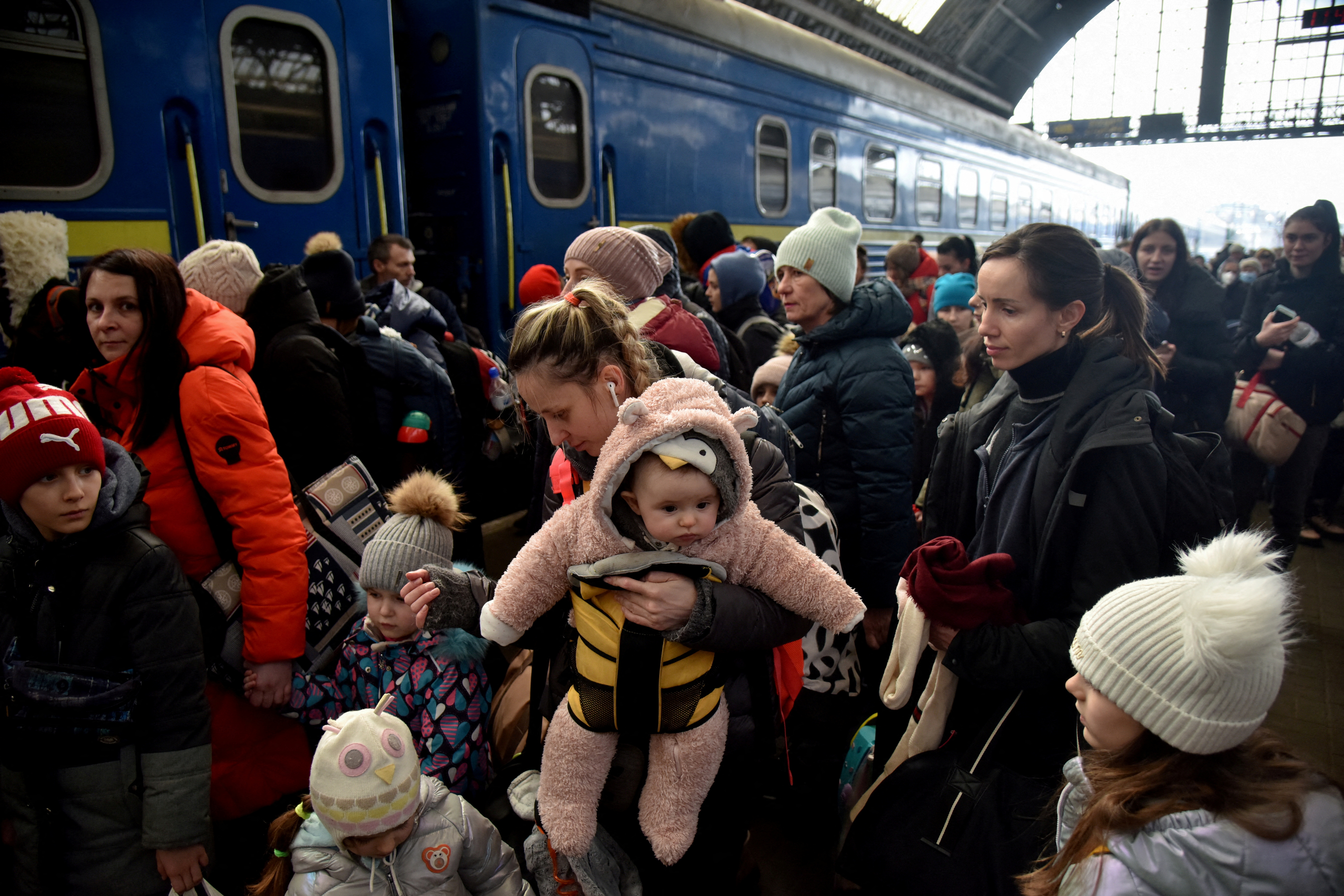 FOTO DE ARCHIVO: Personas que huyen de la invasión rusa de Ucrania se reúnen en la estación de tren de Lviv, Ucrania, el 9 de marzo de 2022. REUTERS/Pavlo Palamarchuk