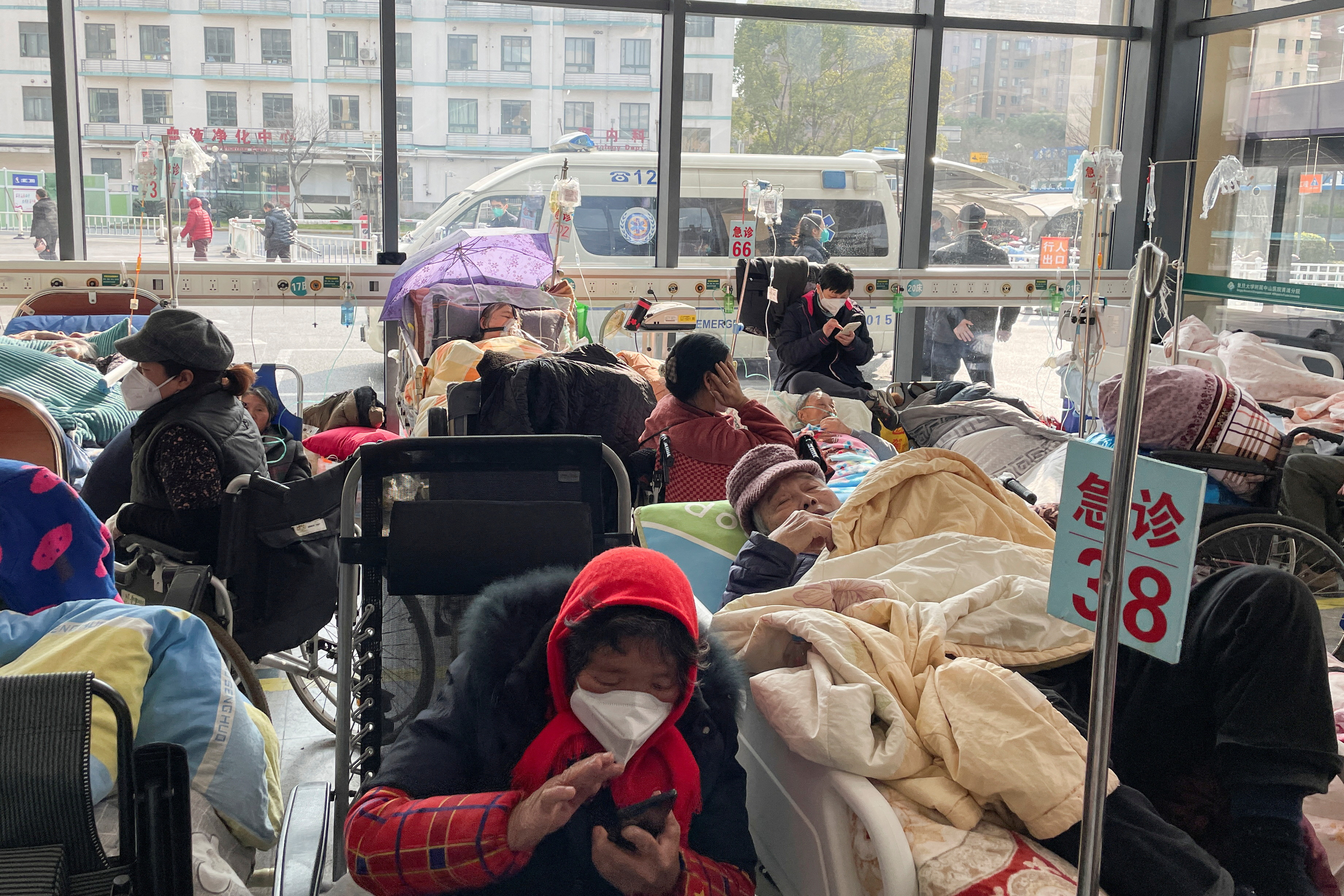 Pacientes tumbados en las camas del servicio de urgencias de un hospital, en medio del brote de la enfermedad por coronavirus (COVID-19) en Shanghái, China, 5 de enero de 2023. REUTERS/Personal