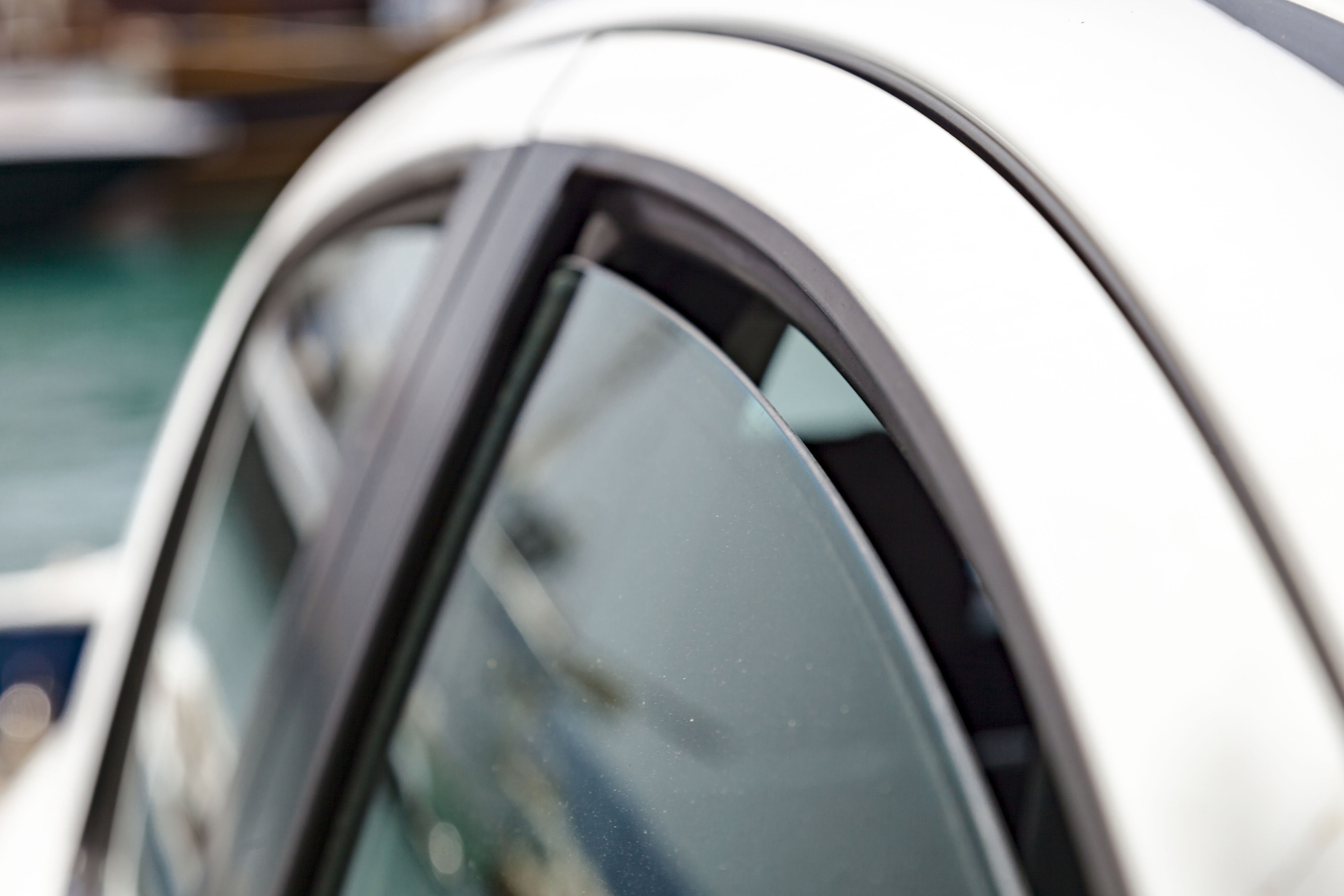 Cuando el lugar sea seguro, dejar levemente abiertas las ventanillas si el auto quedará al sol todo el día, bajará la temperatura interior y protegerá mejor plásticos y partes de goma