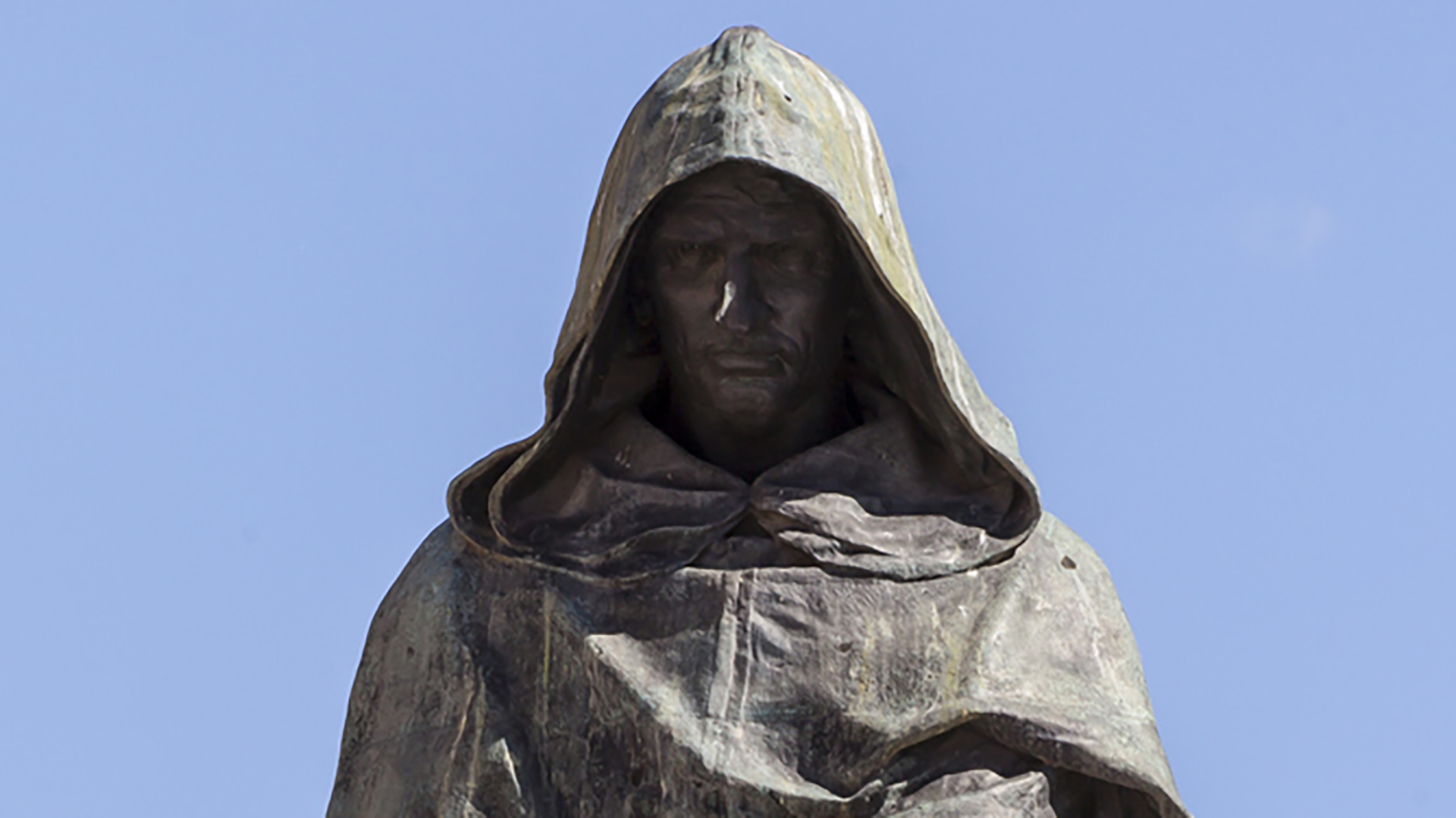 Una escultura en el Campo de'Fiori de Roma recuerda el lugar donde fue ejecutado en la hoguera Giordano Bruno, el monje que enseñaba cosmología (Getty Images)