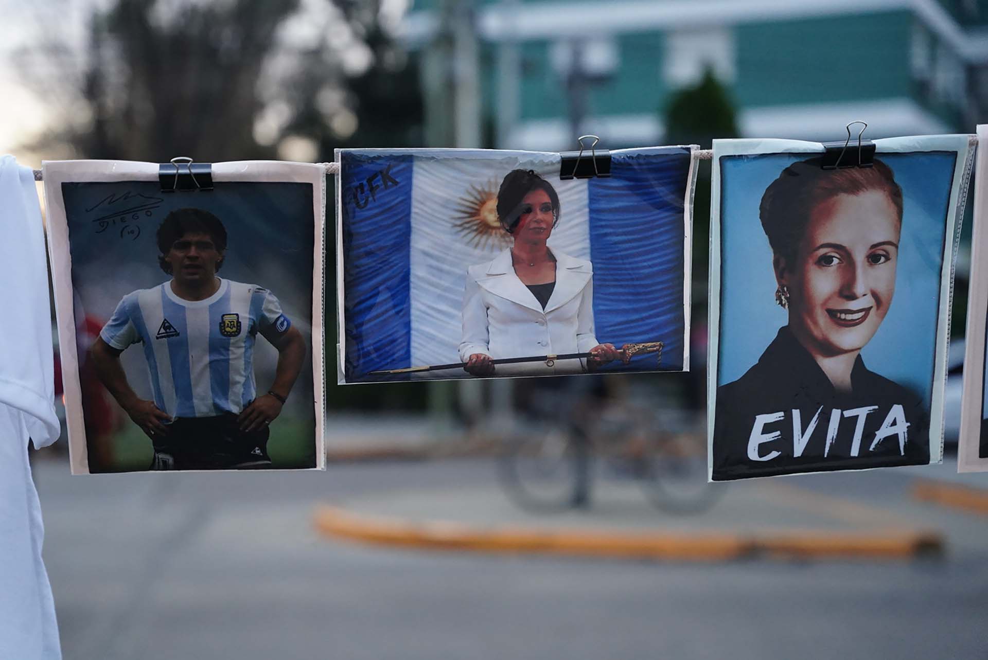 Maradona, CFK y Evita, íconos populares en la avenida Güemes de Avellaneda (Fotos: Franco Fafasuli)