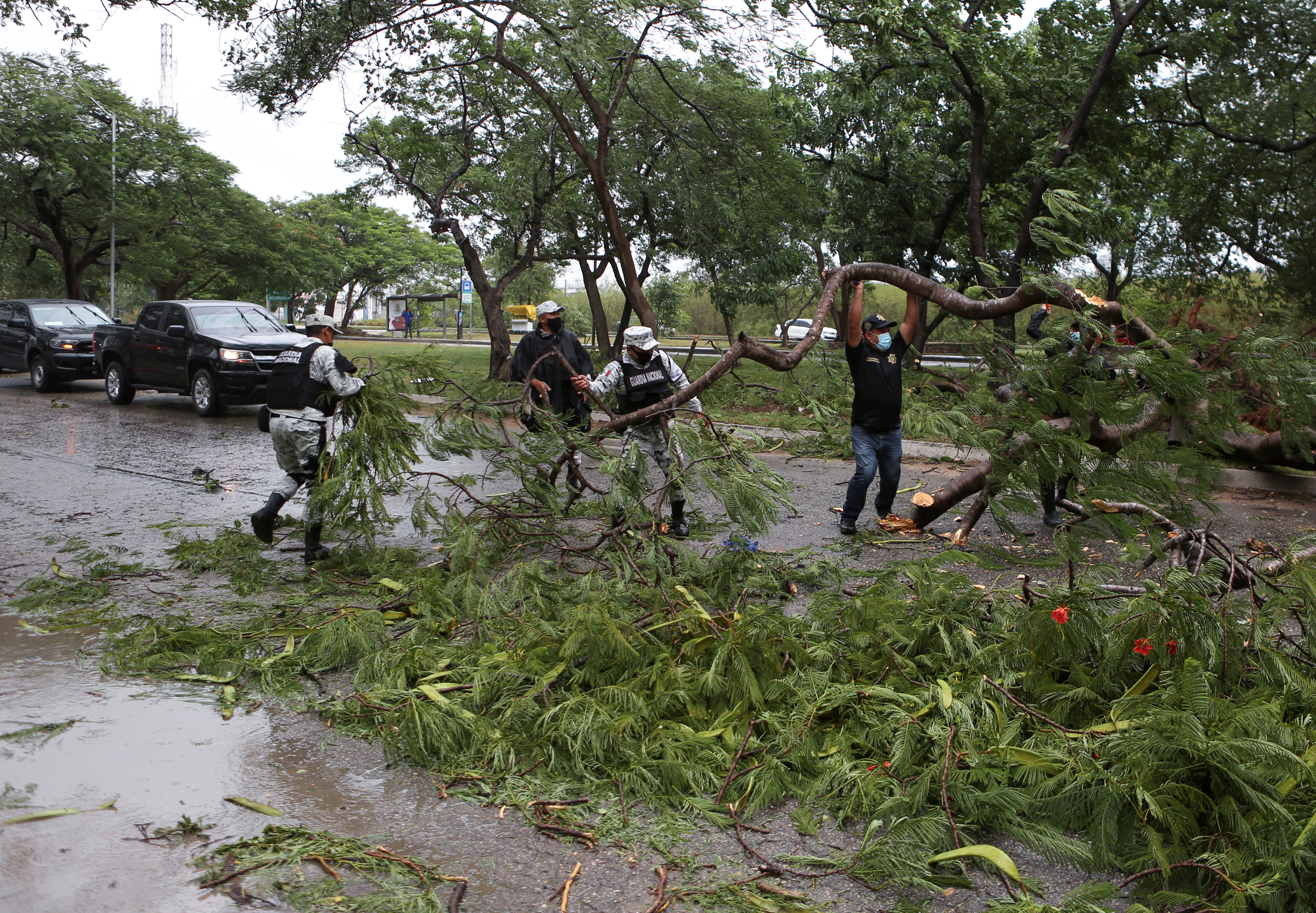 Miembros de la Guardia Nacional limpian la zona tras el paso del huracán Grace en la península de Yucatán 19 de agosto, 2021. Foto: REUTERS/Lorenzo Hernandez