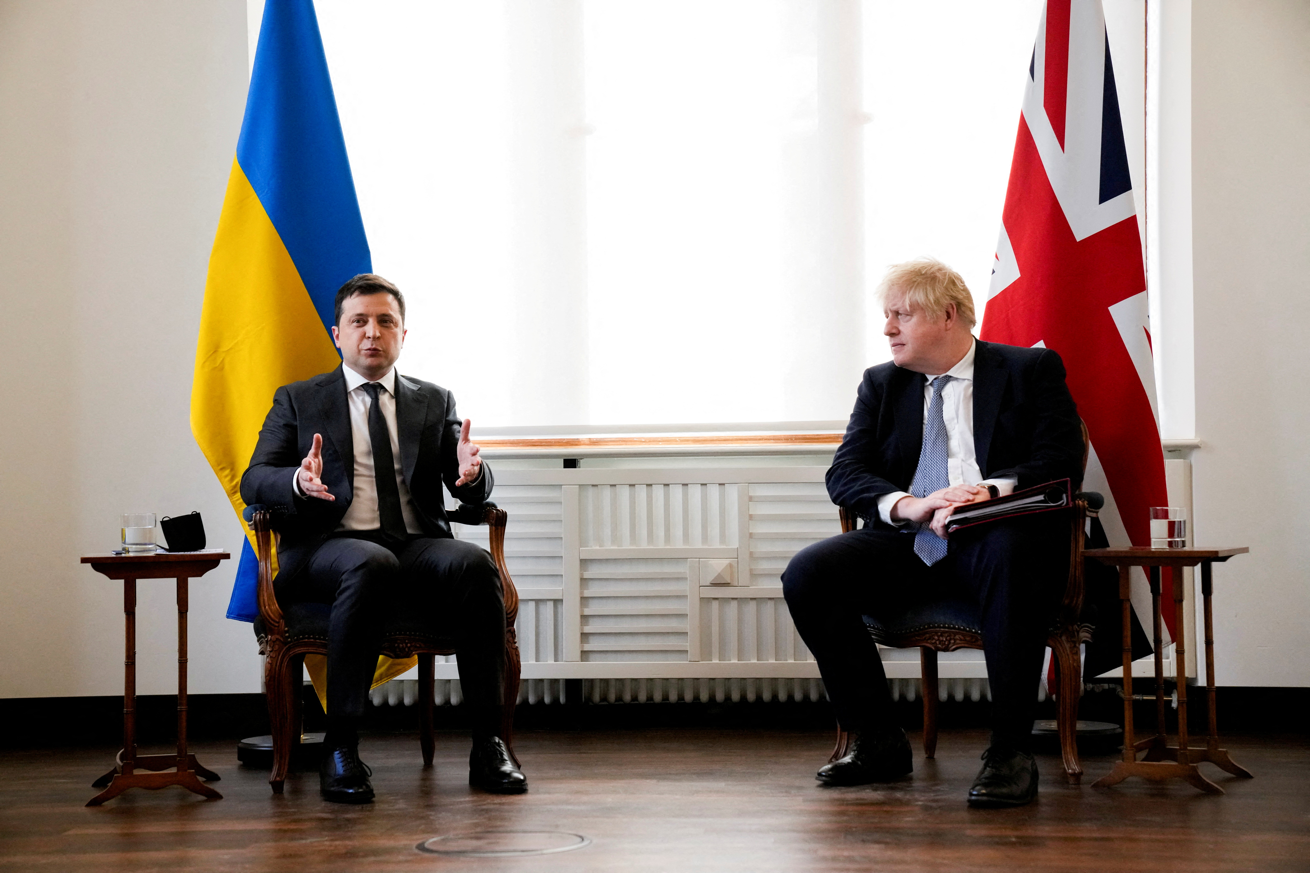 FOTO DE ARCHIVO: El primer ministro británico, Boris Johnson, y el presidente de Ucrania, Volodimir Zelensky, se reúnen para conversar durante la Conferencia de Seguridad de Múnich, en Múnich, Alemania, el 19 de febrero de 2022. Matt Dunham/Pool vía REUTERS