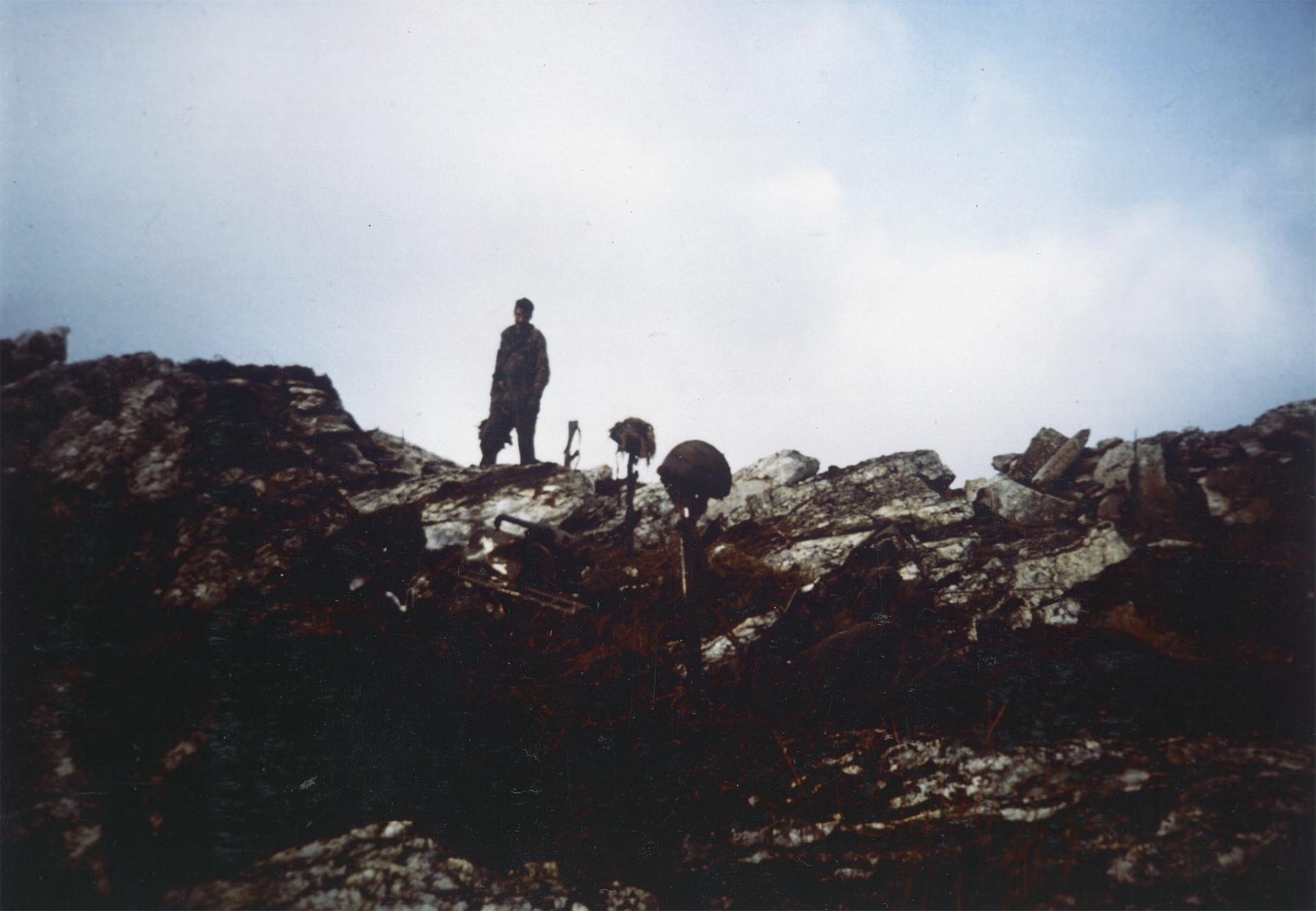 Cascos de soldados ingleses muertos en el Monte Longdon (Imperial War Museums) 