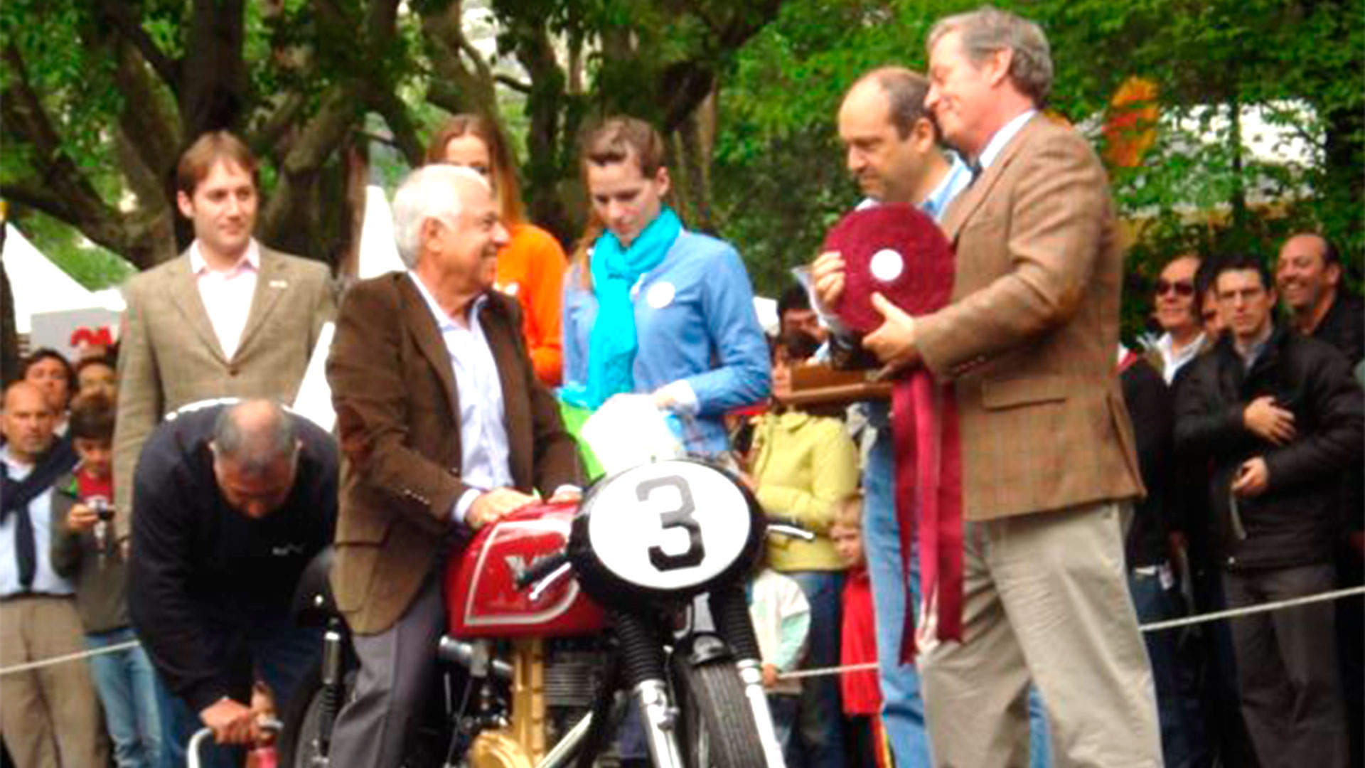 Caldarella sobre la réplica Matchless G50 1961 de 500 cm3. Fue en Autoclásica 2012 y la moto fue premiada (Gran Premioweb)