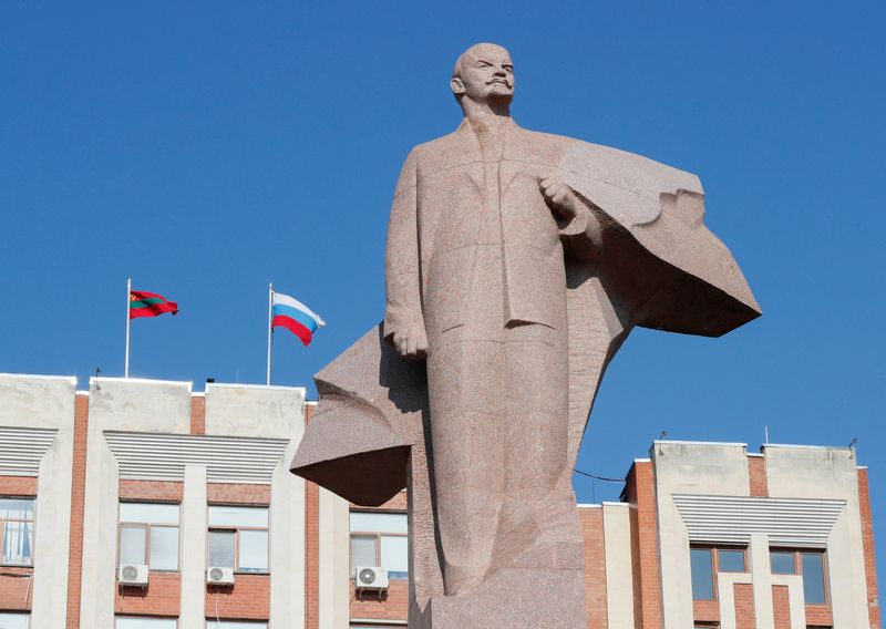 FOTO DE ARCHIVO: Estatua del líder comunista Lenin delante del edificio del parlamento en Tiraspol, en la separatista prorrusa Transdniestria (REUTERS/Gleb Garanich)