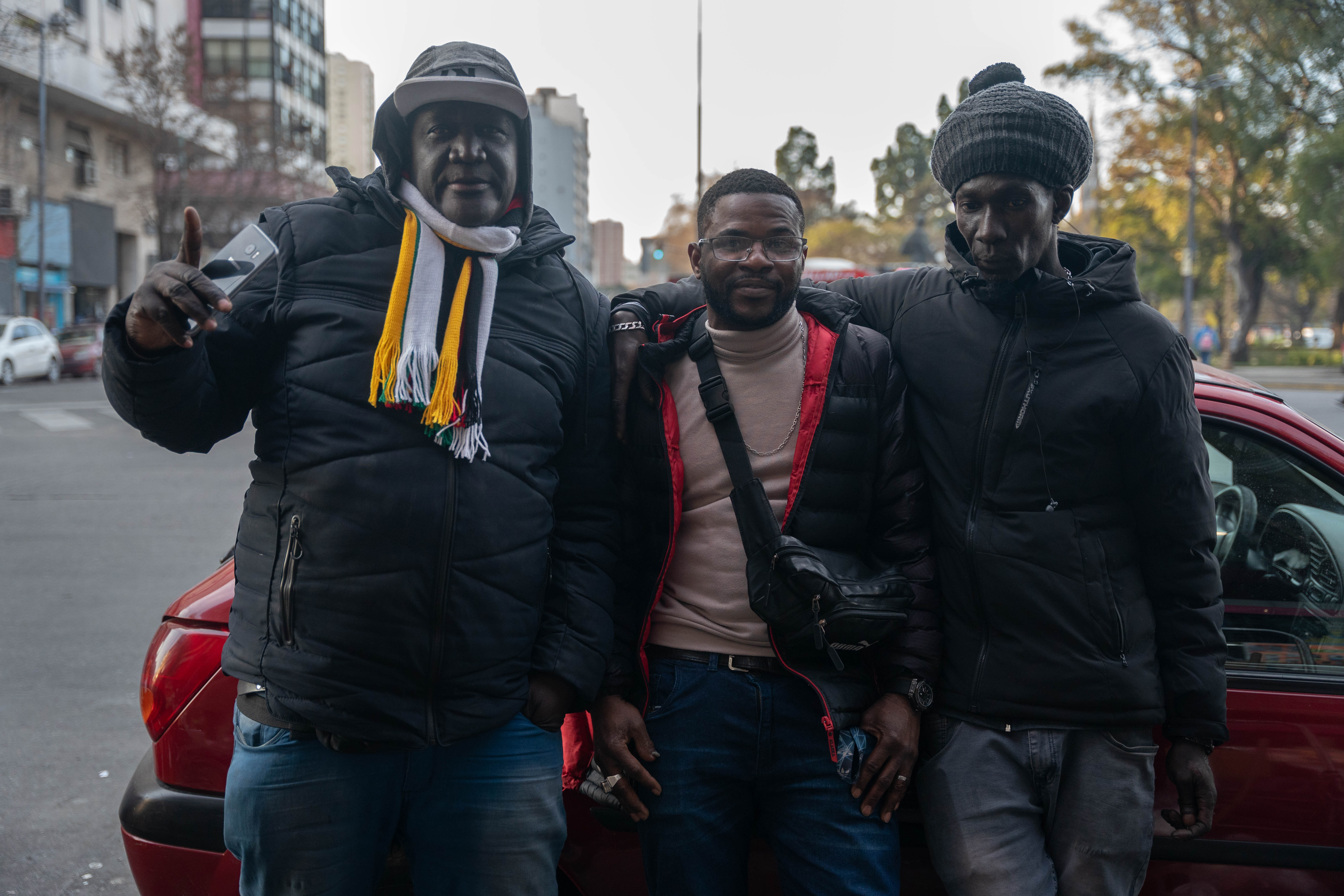 Alpha con dos de sus amigos en Buenos Aires: se estima que hay unos 7.000 senegaleses en Argentina (Foto: Franco Fafasuli)