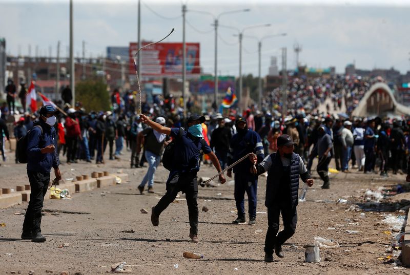 Manifestantes se enfrentan a las fuerzas de seguridad durante una protesta exigiendo elecciones anticipadas. (REUTERS/Hugo Courotto)