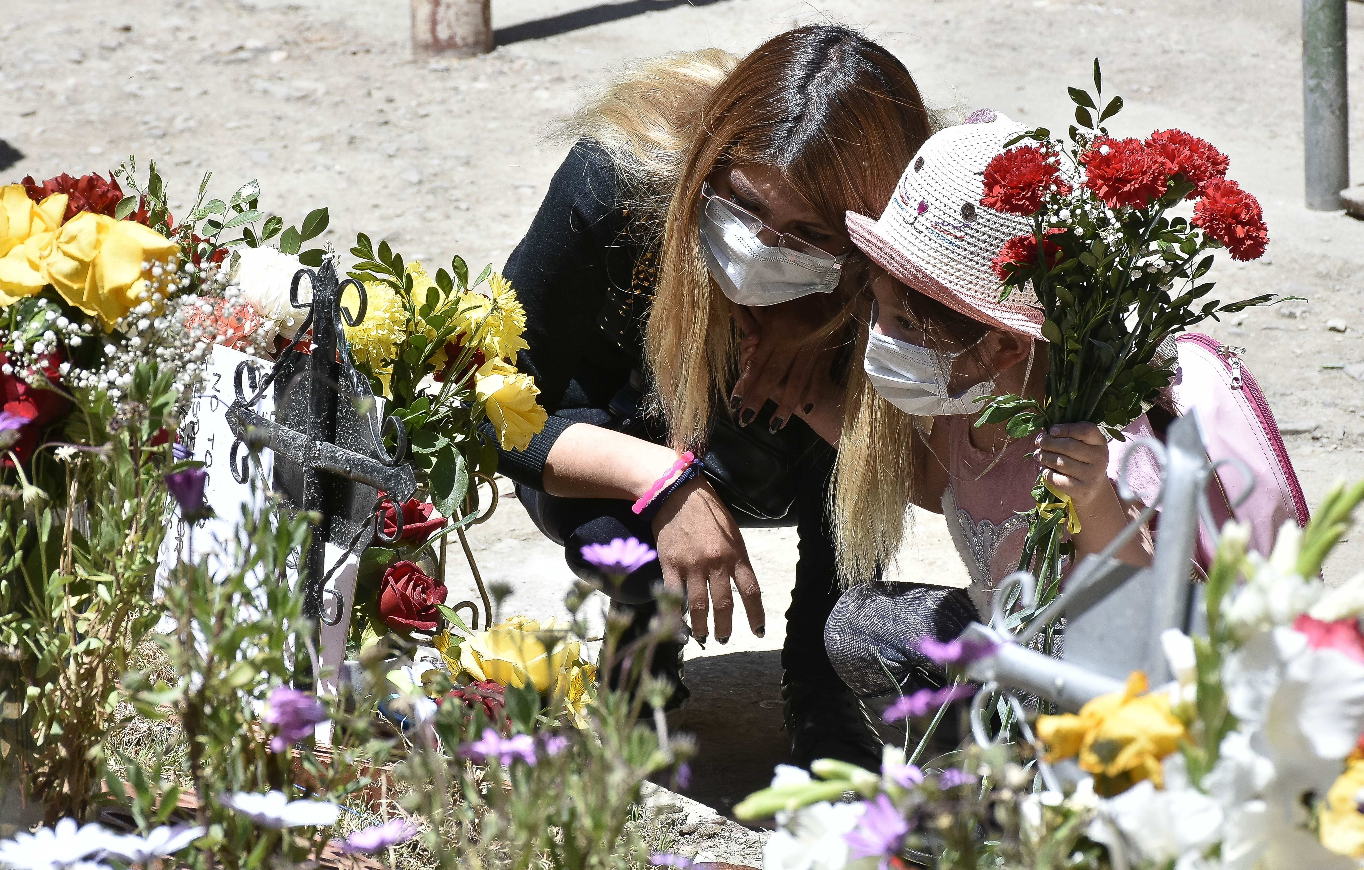 Familias despiden con flores a las almas que murieron por covid-19 en  Bolivia - Infobae