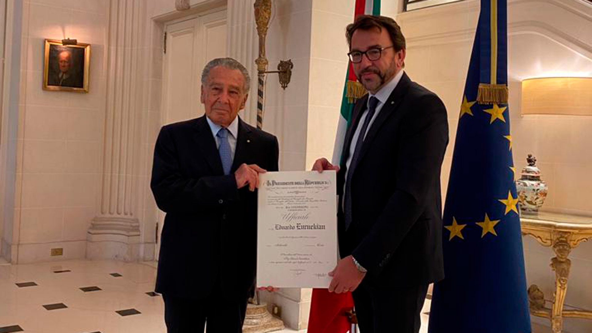 Nel dicembre 2021 Eduardo Urnekian ha ricevuto il Diploma dell'Ordine al Merito della Repubblica Italiana.