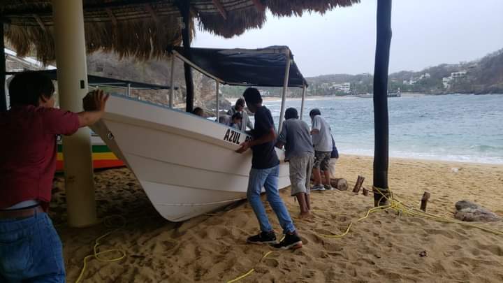 Pescadores de Puerto Escondido, Oaxaca, resguardan su embarcación ante la llegada de lo que podría ser el primer huracán de la temporada (Foto: Twitter/CEPCO_GobOax)
