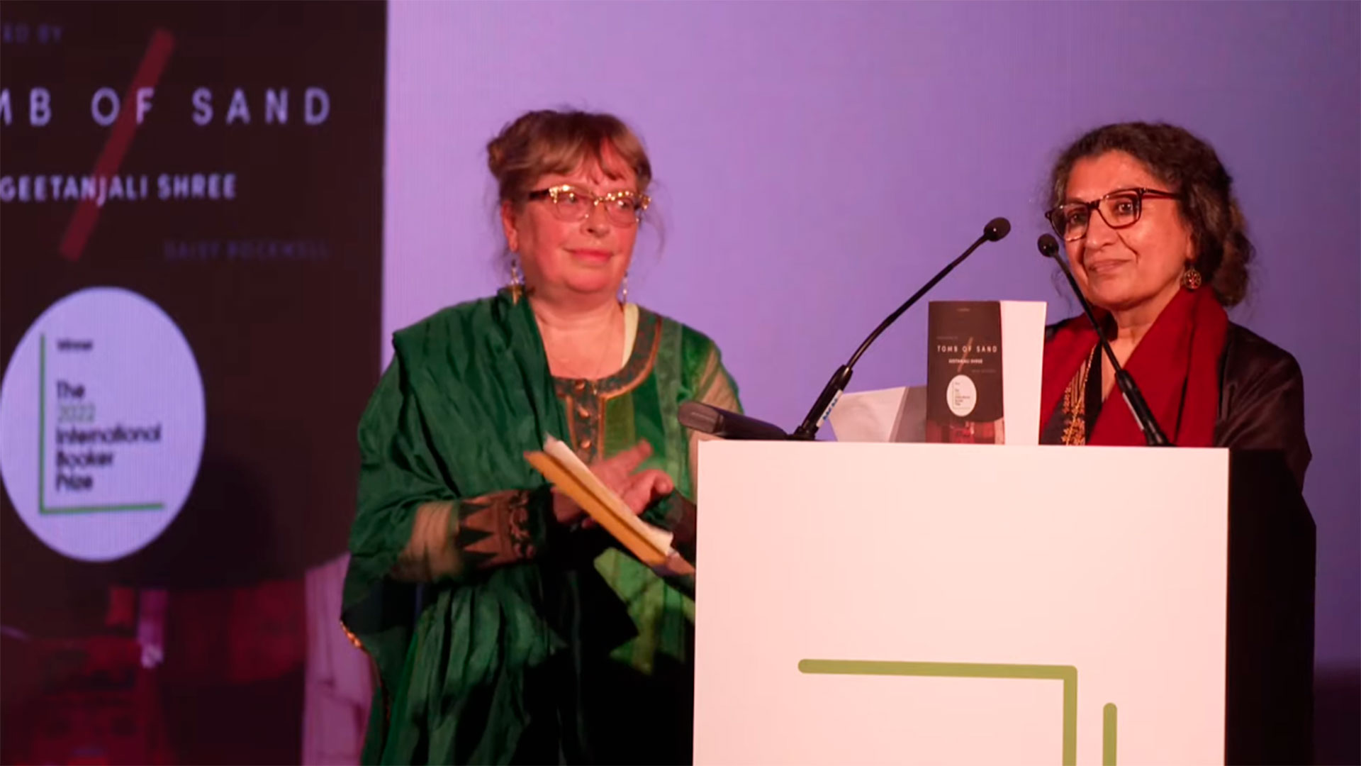 La escritora india Geetanjali Shree ganó el prestigioso Booker Prize