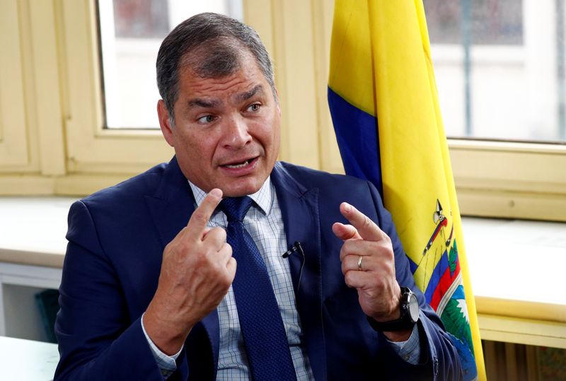 IMAGEN DE ARCHIVO. El expresidente ecuatoriano, Rafael Correa, gesticula durante una entrevista con Reuters en Bruselas, Bélgica, Octubre 8, 2019. REUTERS/Francois Lenoir
