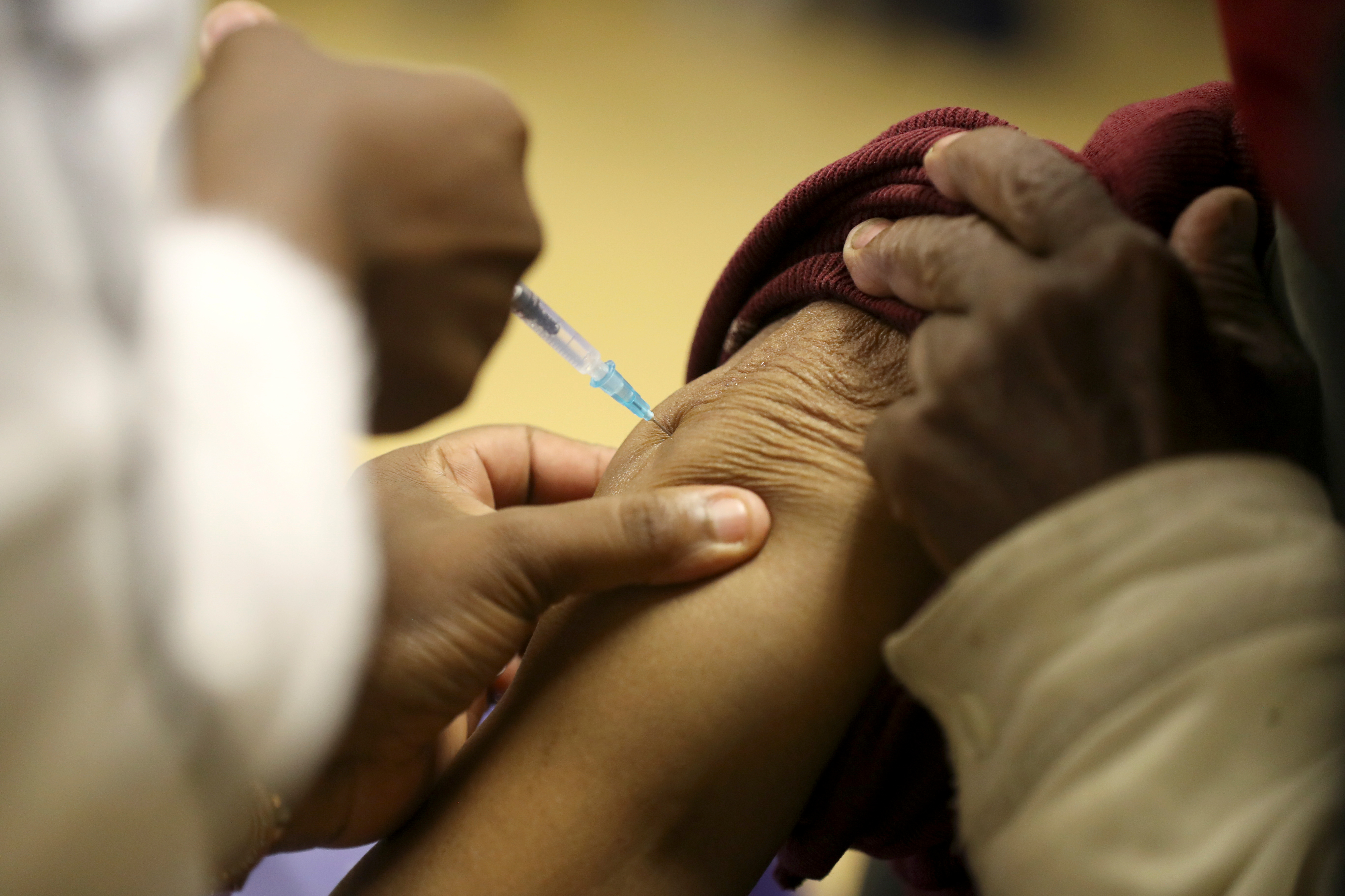 Los avances en la esperanza de vida saludable también podrían verse socavados por el impacto de la pandemia de COVID-19, “a menos que se establezcan sólidos planes de recuperación”. REUTERS/Siphiwe Sibeko