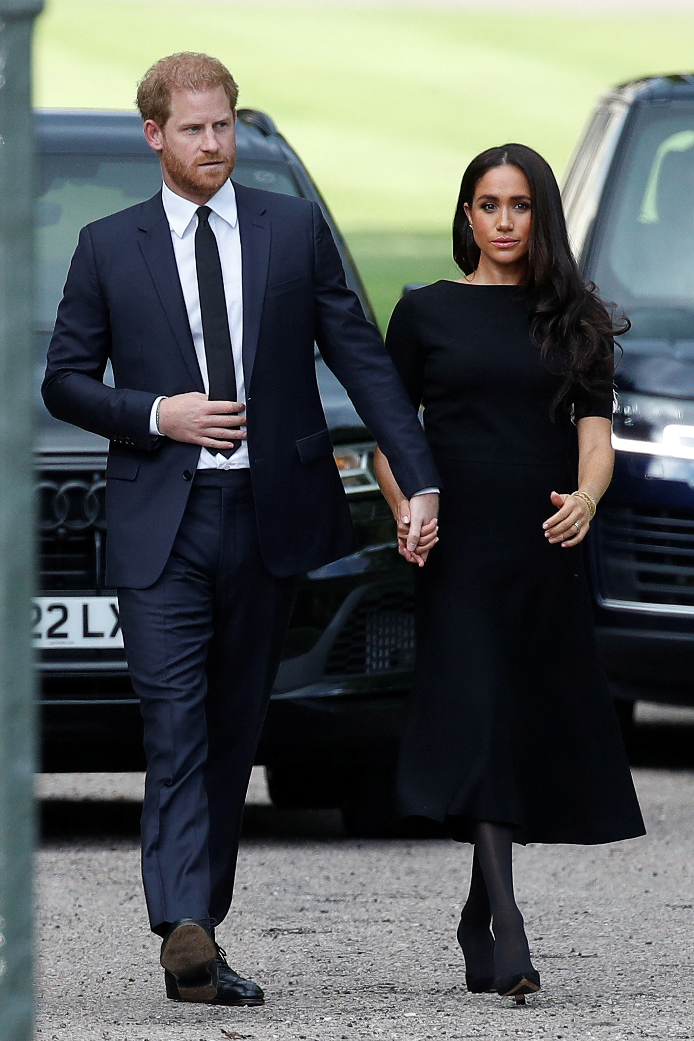 El príncipe Harry y Meghan, la duquesa de Sussex, caminan fuera del castillo de Windsor, luego del fallecimiento de la reina Isabel, en Windsor, Gran Bretaña (Reuters)