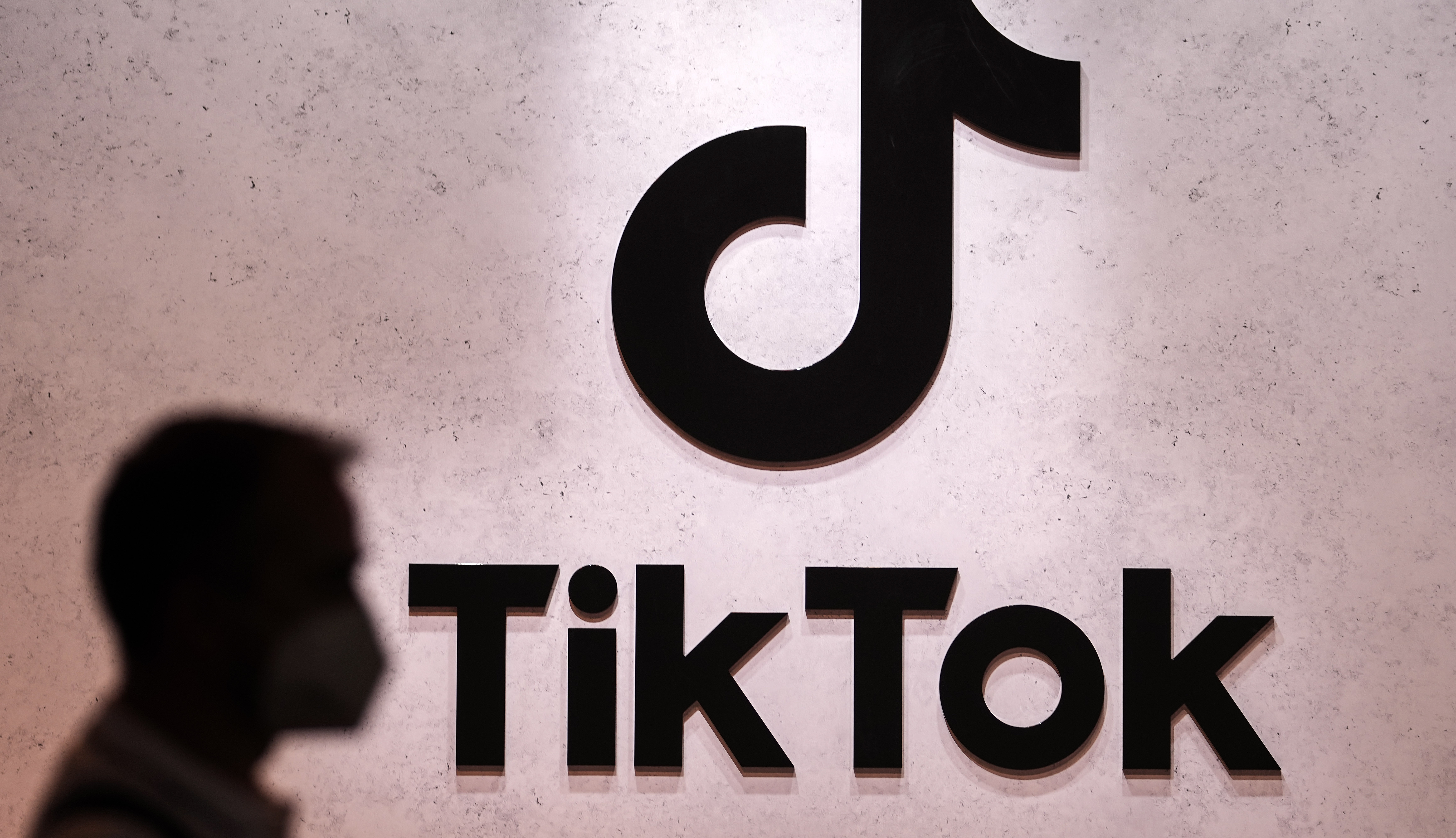 Investigan a TikTok por el espionaje a periodistas