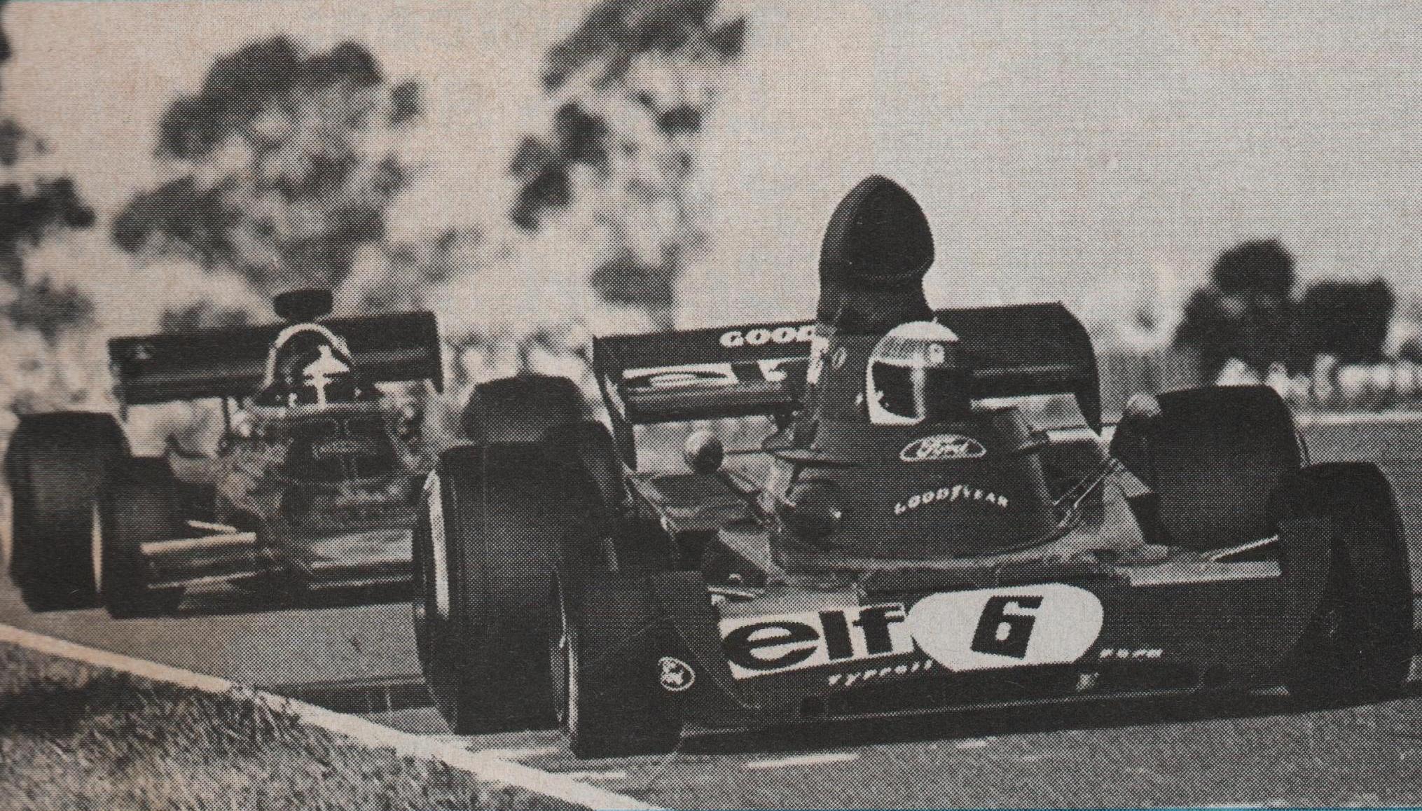 Jackie Stewart aguanta a Emerson Fittipaldi en el Autódromo de Buenos Aires en 1973 (Archivo CORSA).