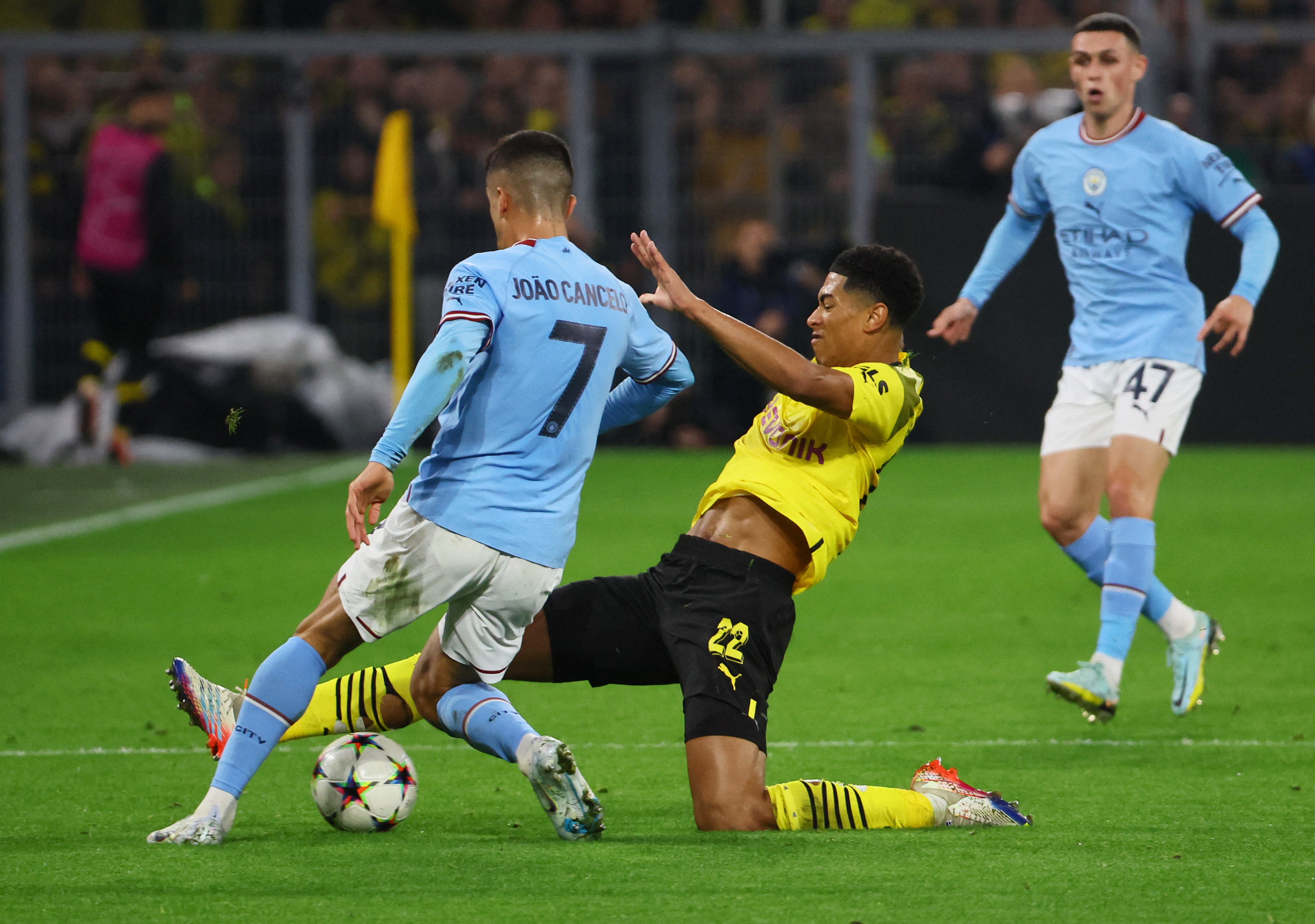 Joao Cancelo versucht, gegen Jude Bellinghams Marke, den Spieler von Borussia Dortmund, erfolgreich zu sein (REUTERS/Wolfgang Rattay)