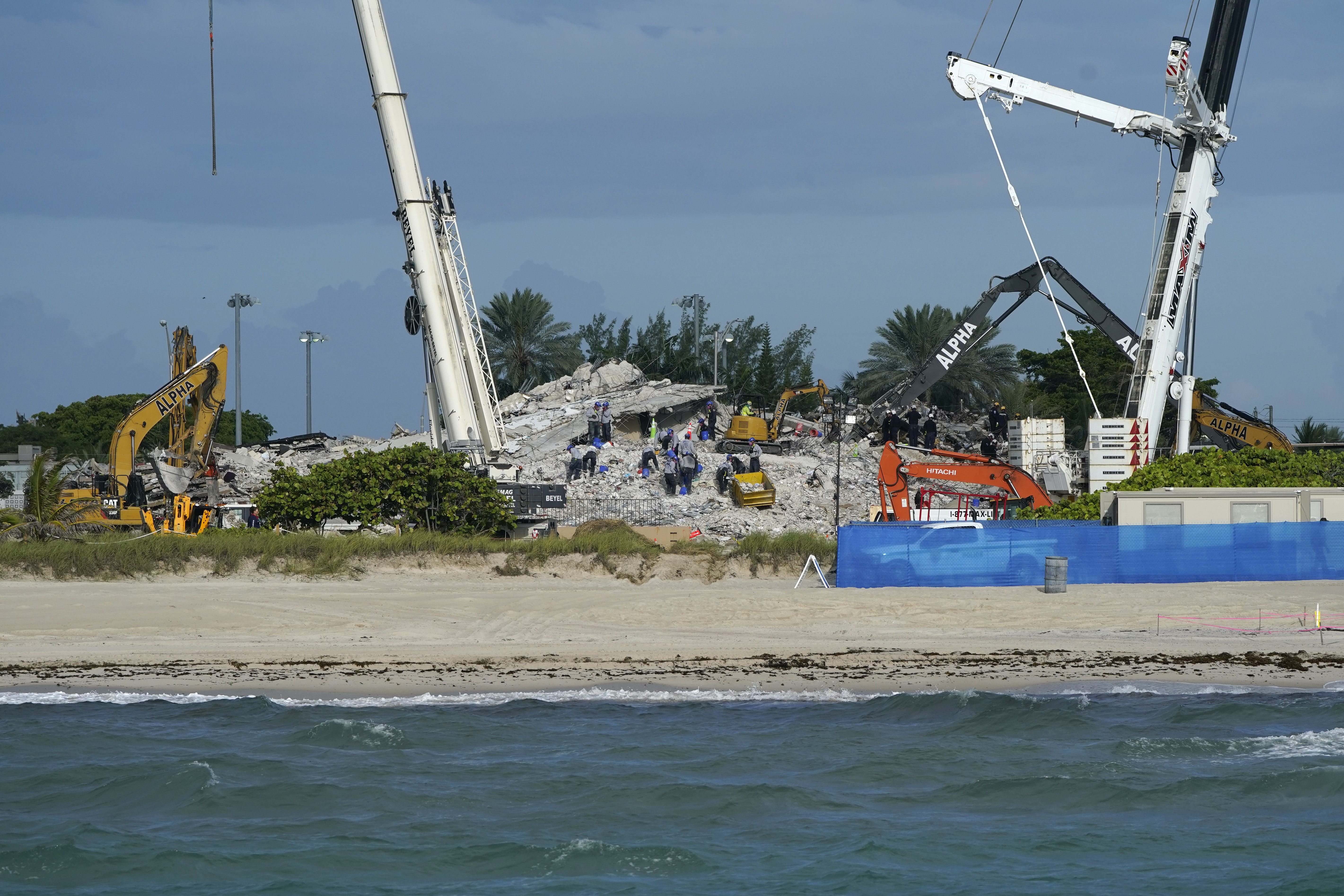 El sitio del colapso visto desde el mar. (AP Photo/Lynne Sladky)