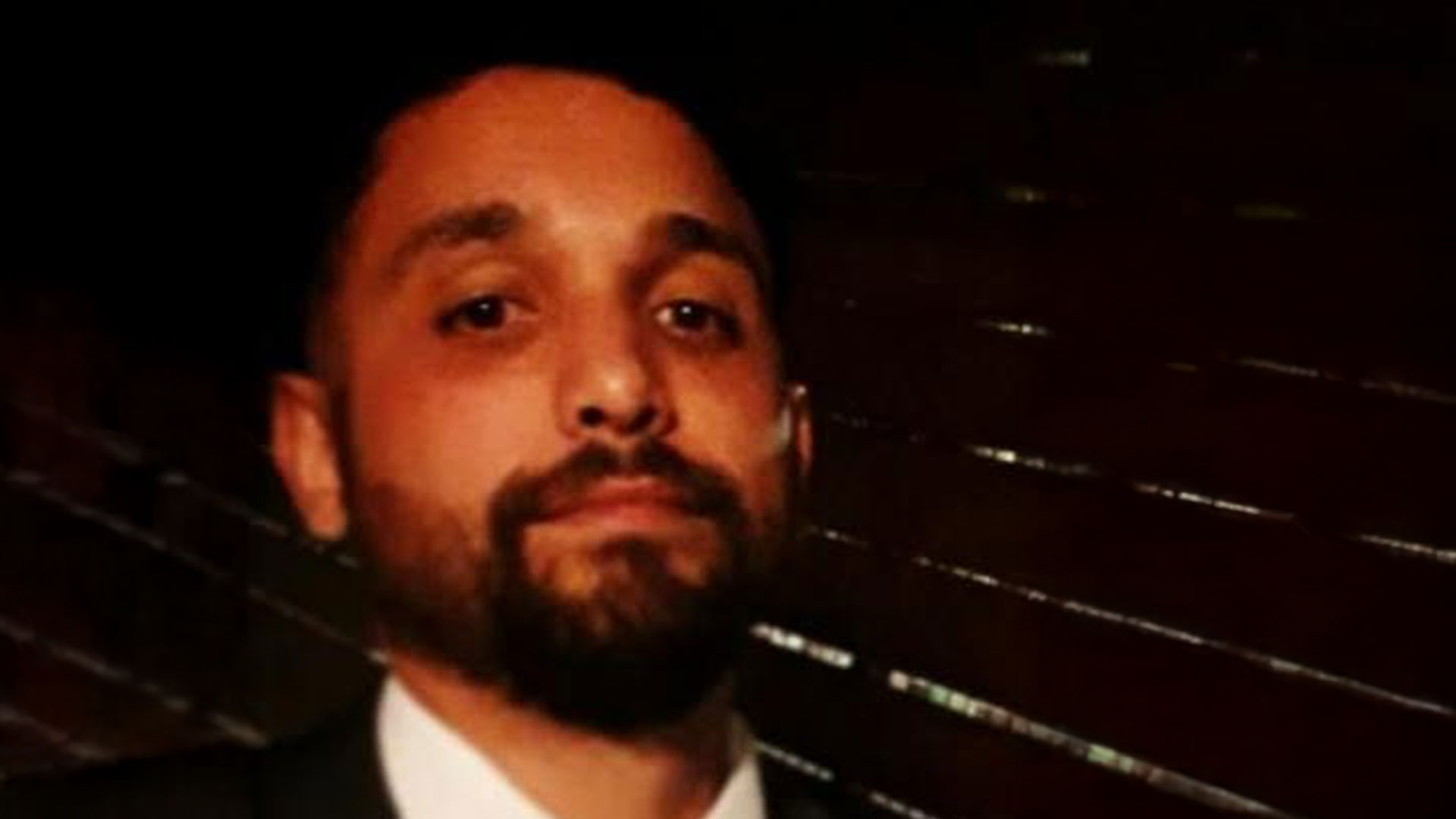 Un funcionario judicial fue sorprendido por la Polic&iacute;a orinando en la calle y termin&oacute; con el tabique fracturado