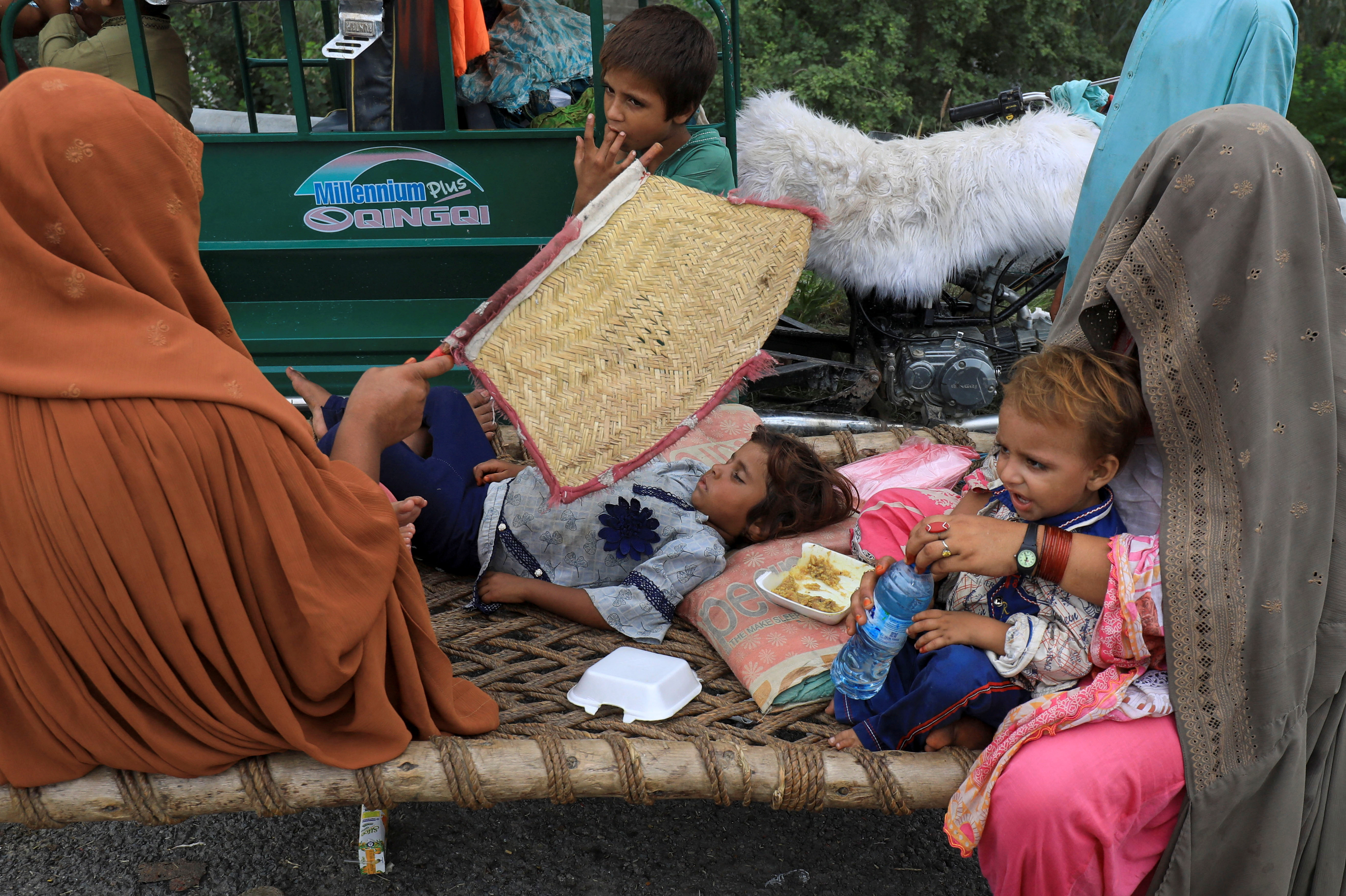 Mujeres y niños en sus carpas después de ser refugiados en un motohome debido a las inundaciones en Charsadda, Pakistán (REUTERS/Fayaz Aziz)