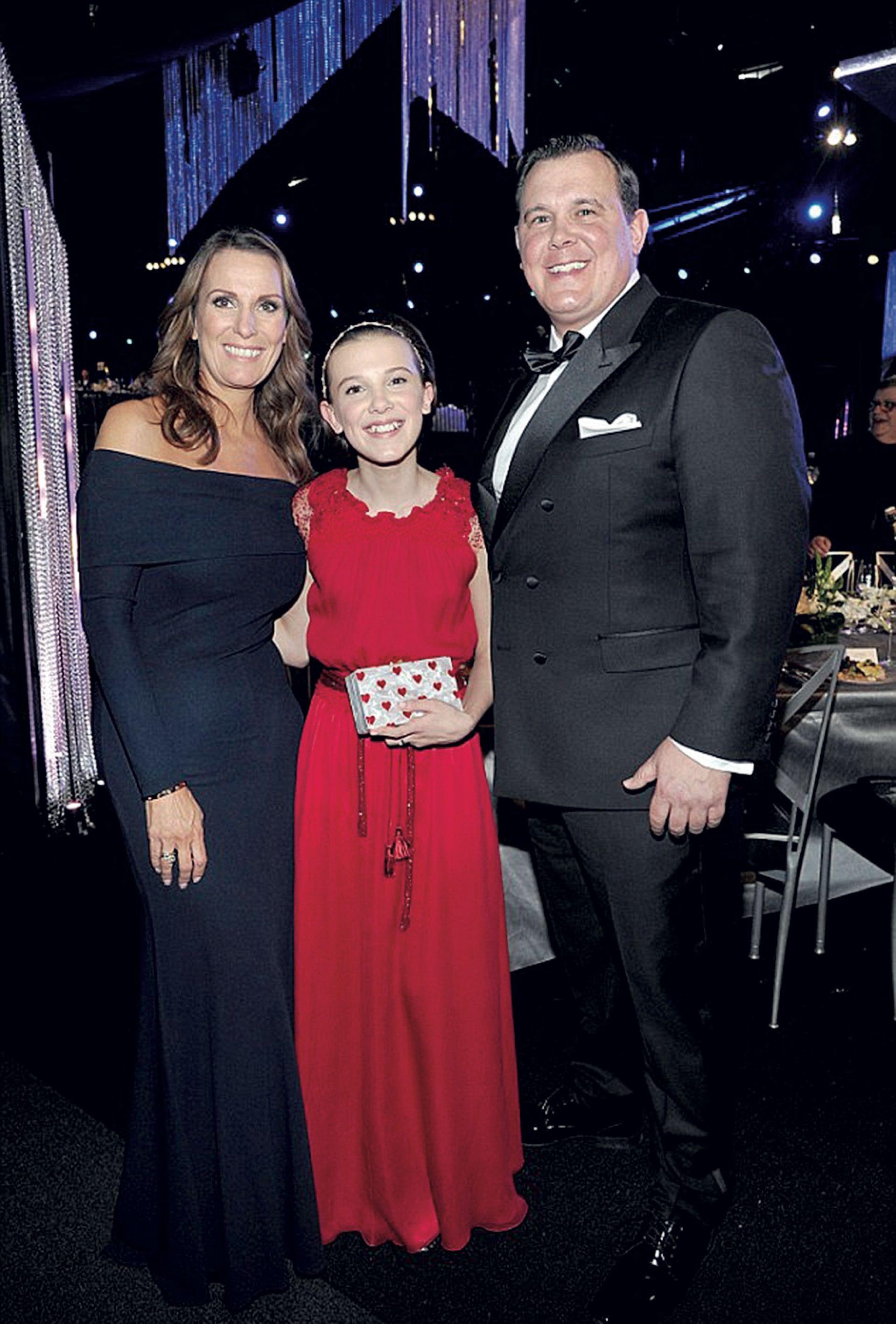 Millie Bobby Brown con sus padres 