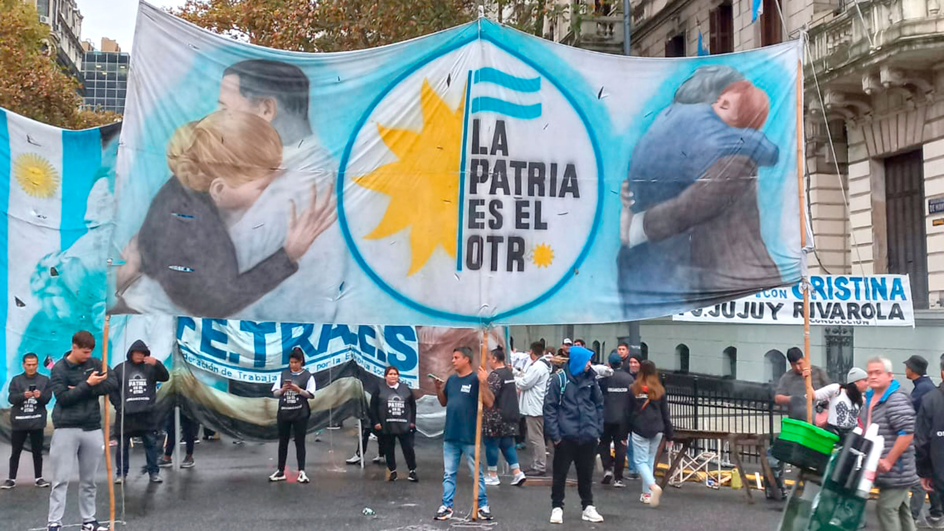 Columnas de militantes peronistas se acercan a la Plaza de Mayo para participar del acto en recuerdo a los veinte aÃ±os de la asunciÃ³n de NÃ©stor Kirchner