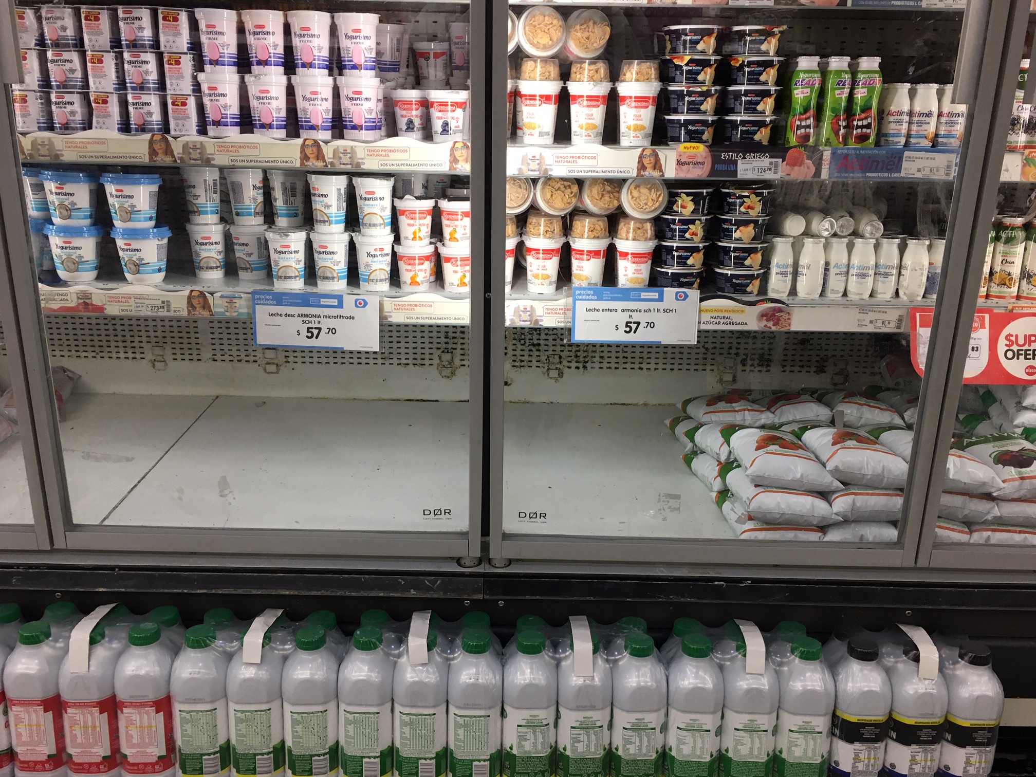 Algunos faltantes en la góndola de lácteos durante un recorrido por supermercados
