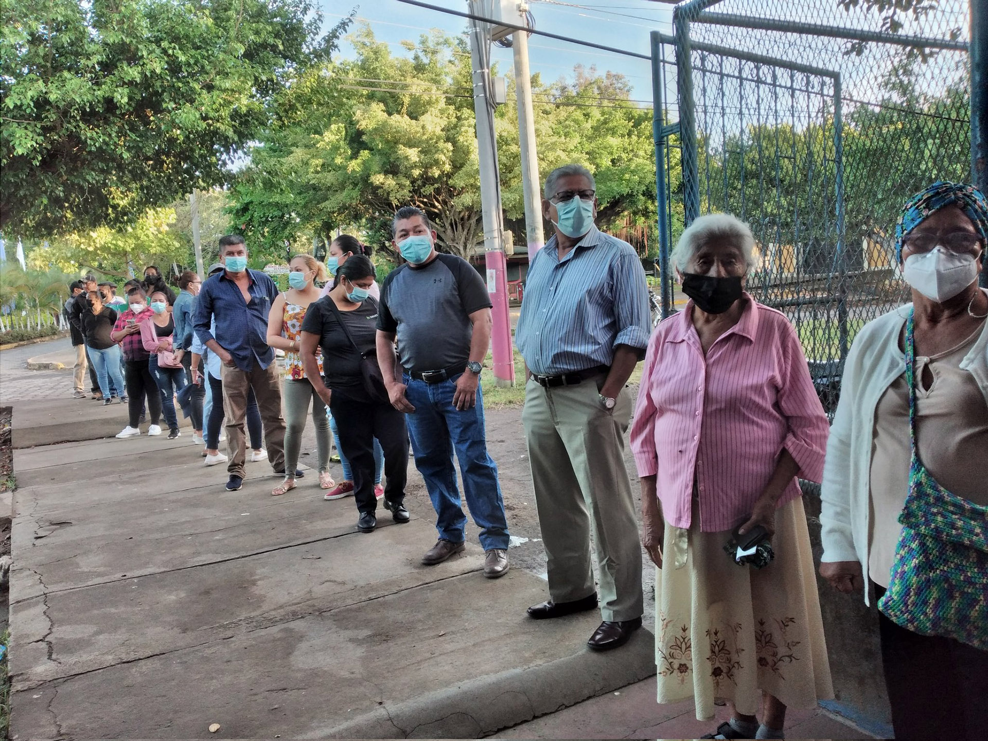 Los medios oficialistas de Nicaragua muestran filas tempranas de votantes en los centros de votación. La oposición dice que se trata trabajadores del Estado principalmente. (Foto 19 Digital)