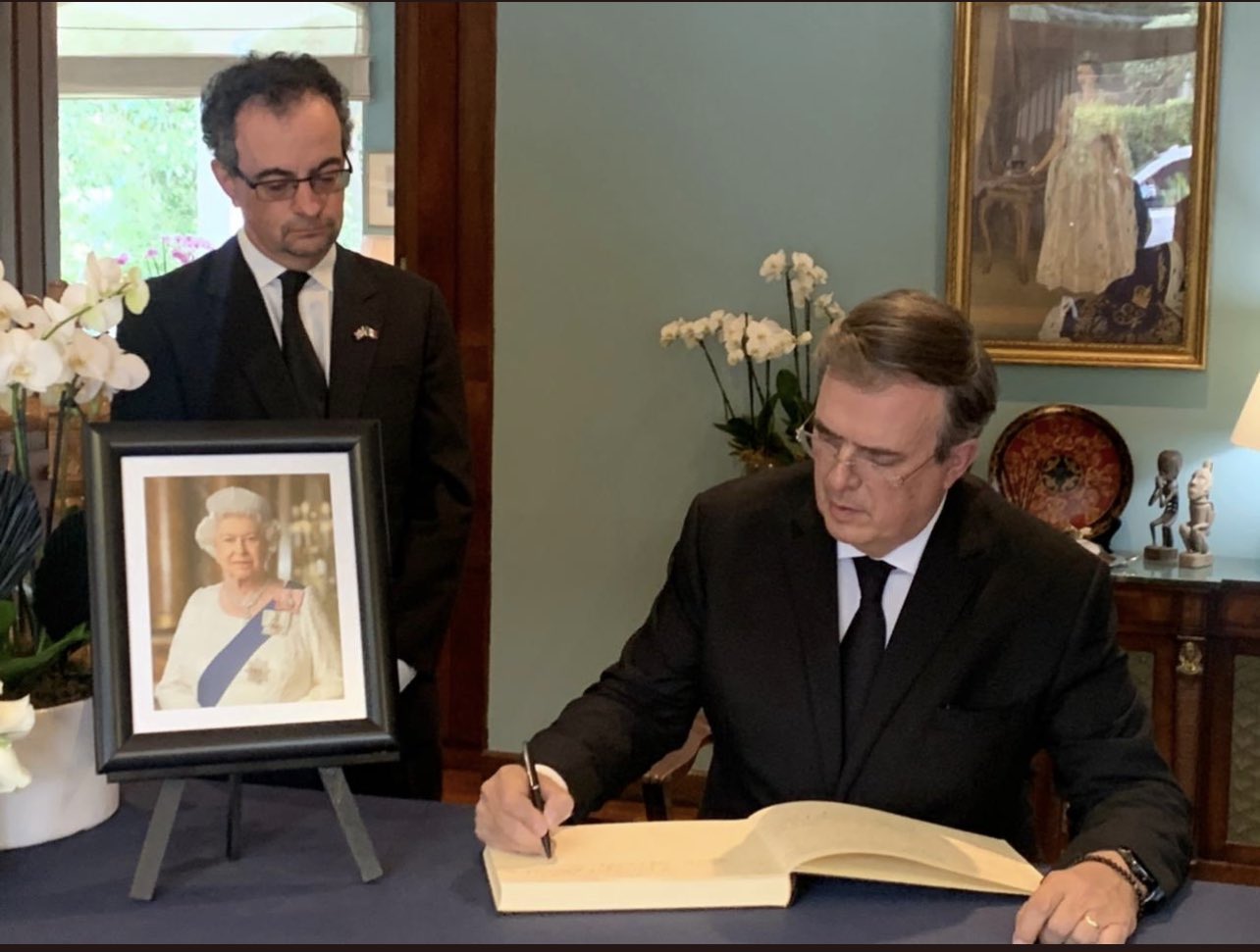 Ebrard firmó el libro de condolencias en la embajada de Reino Unido en México.