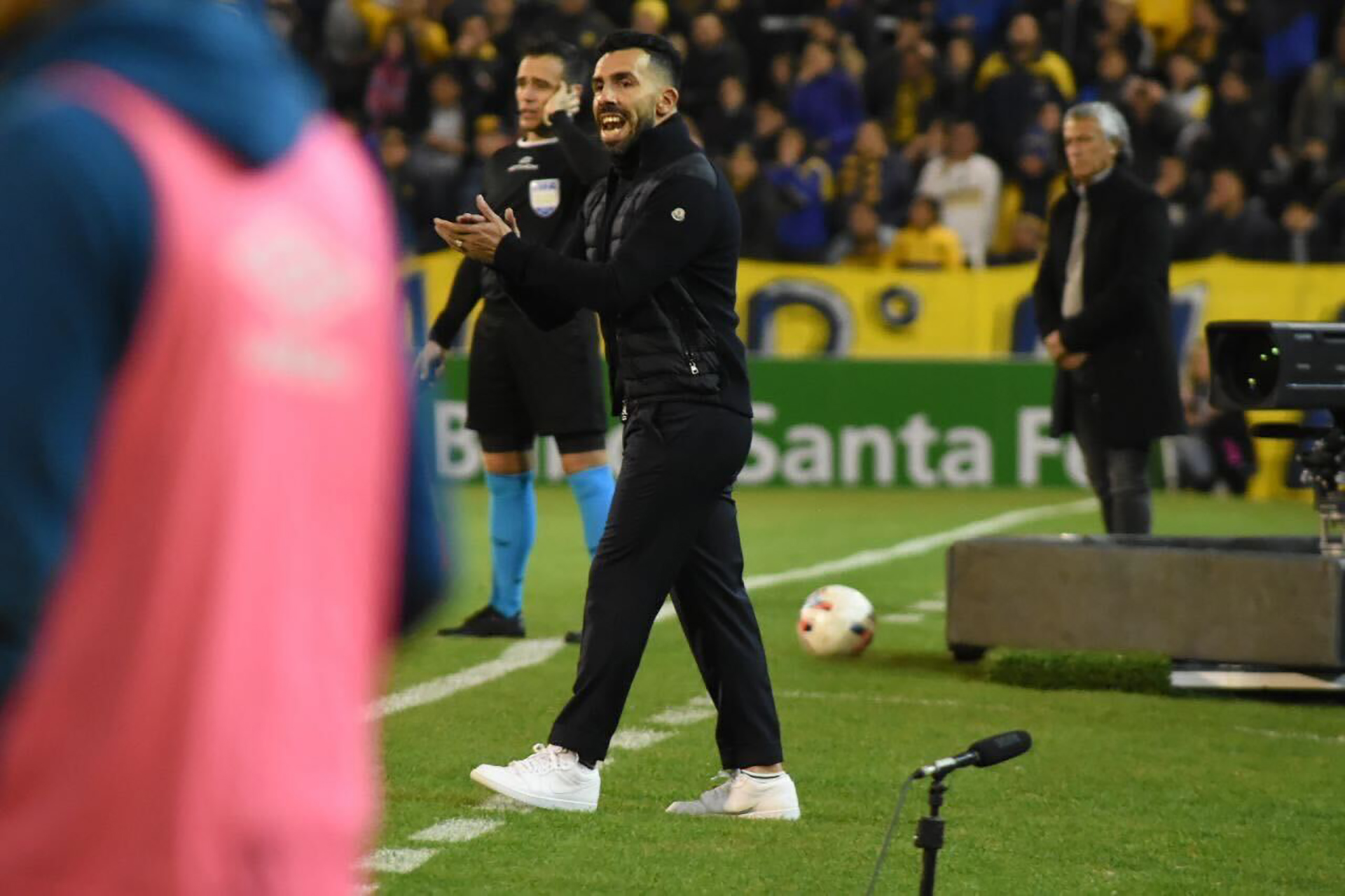 El ex jugador de Boca aplaude una acción en ataque del Canalla (Leo Galletto)