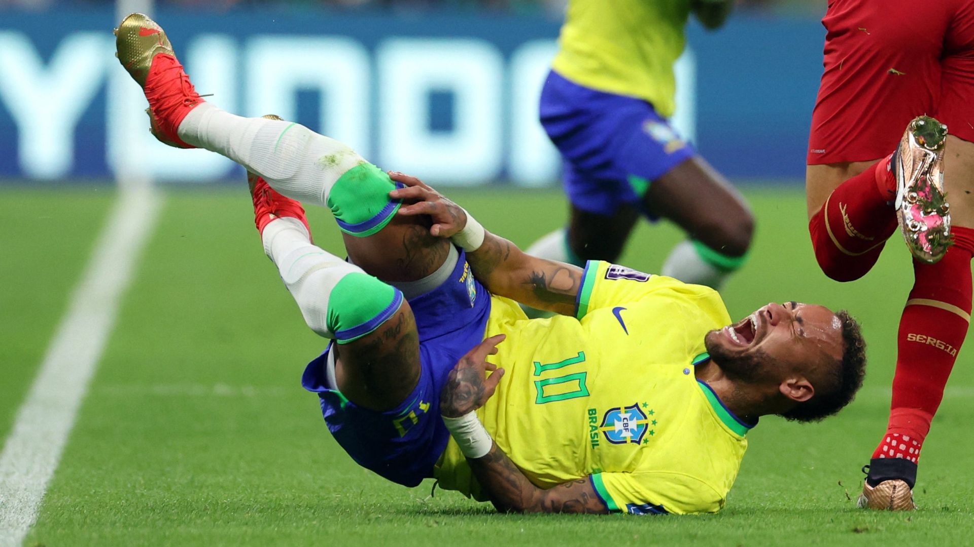 Neymar sentido en el Brasil vs Serbia (REUTERS/Amanda Perobelli)